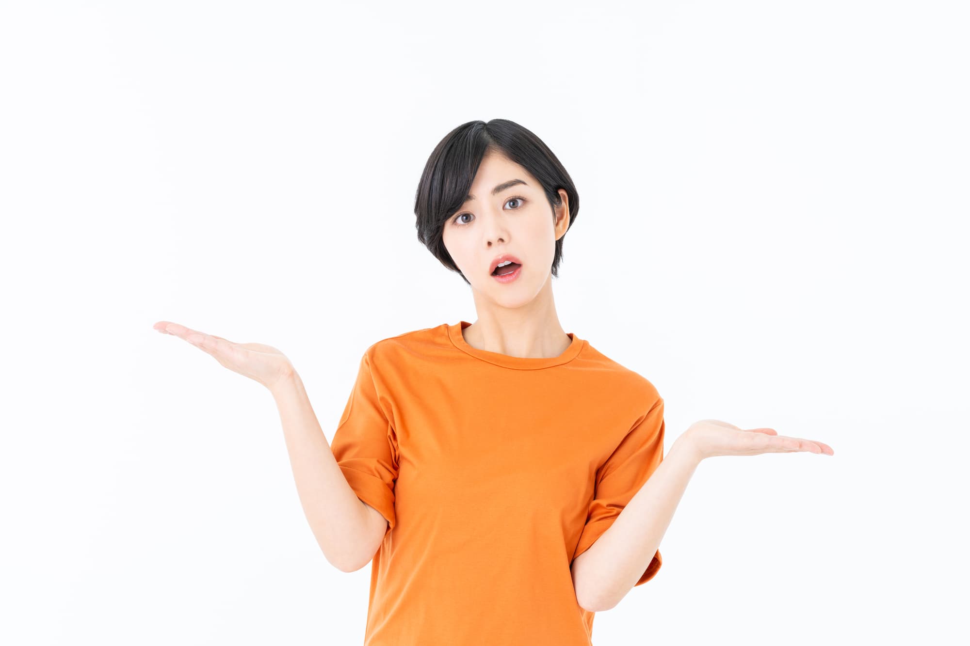 セレックとセラミックの違いを比較する女性