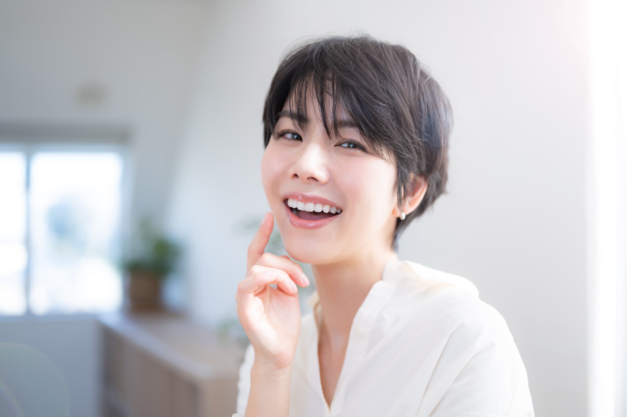 ホワイトニングをして自信がついた笑顔の女性