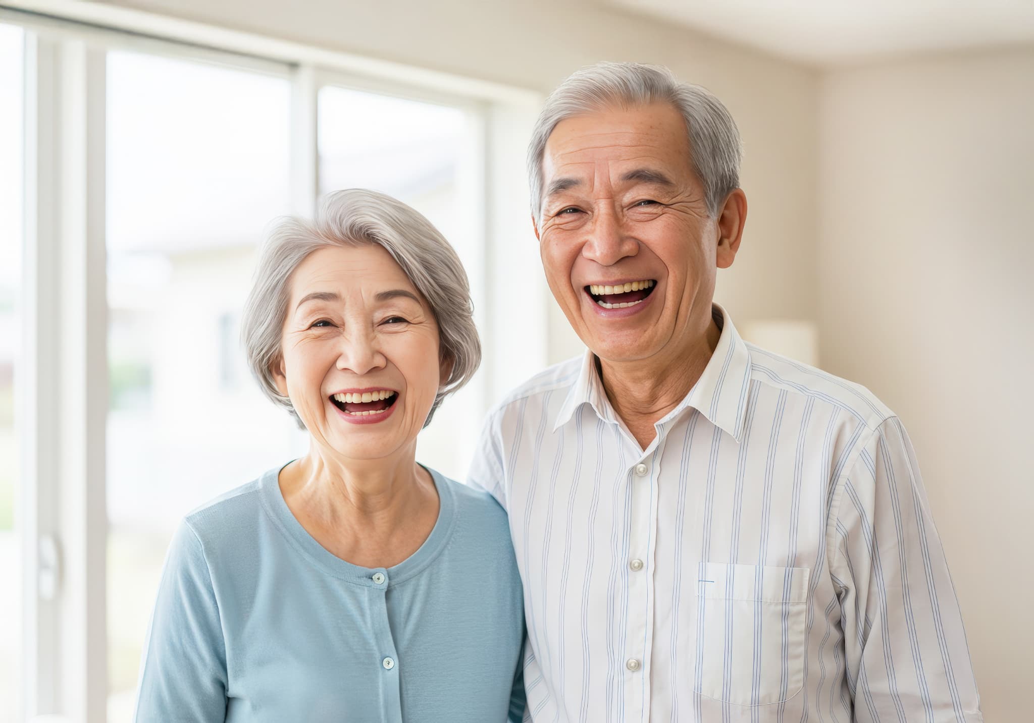 総入れ歯で笑顔を見せる高齢夫婦
