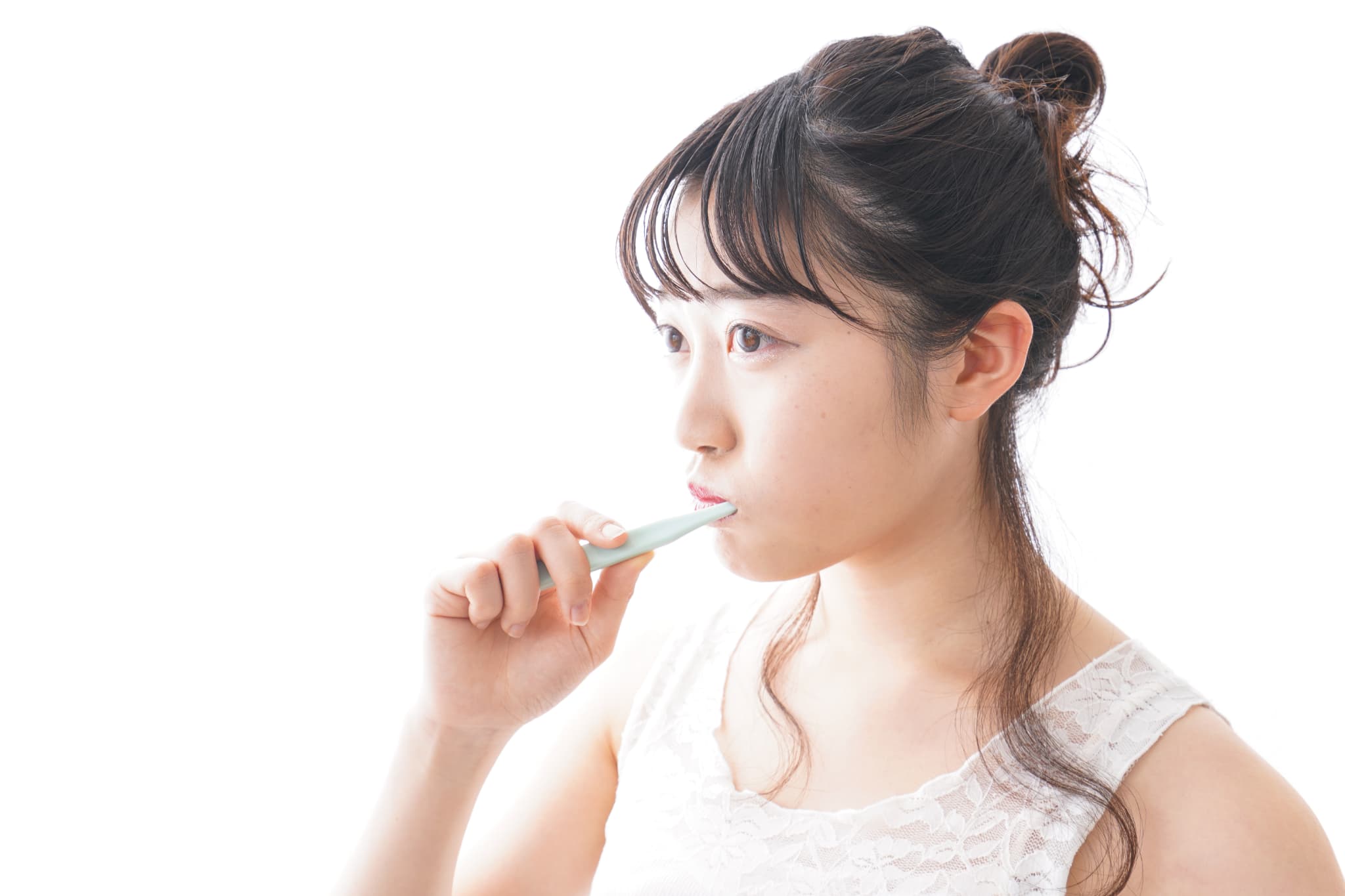 セラミックの歯がしみても丁寧に歯磨きをする女性