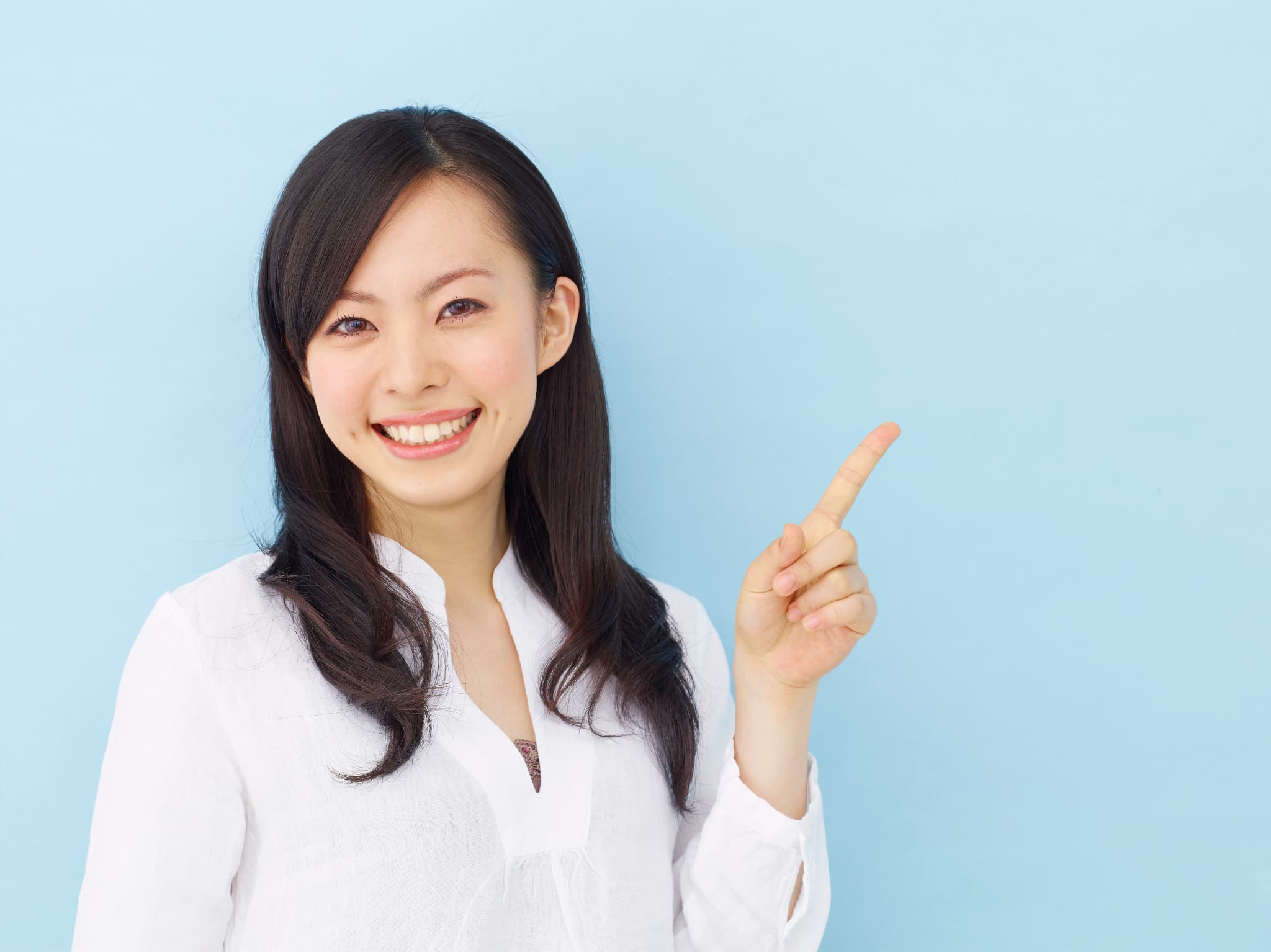 ホームホワイトニングとオフィスホワイトニングの違いを説明する女性