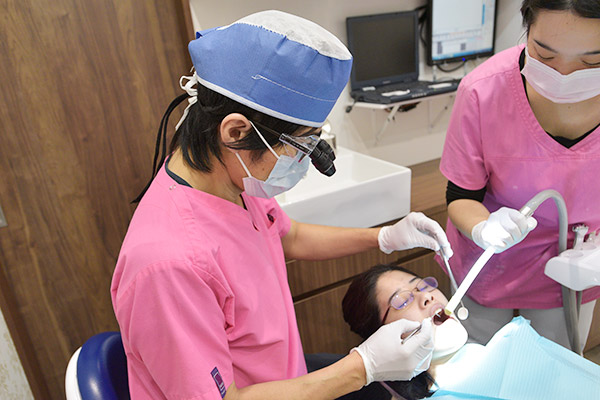 河野歯科クリニック 自費診療の歯を削るときや型採り時には拡大鏡をつかい精密治療を行います