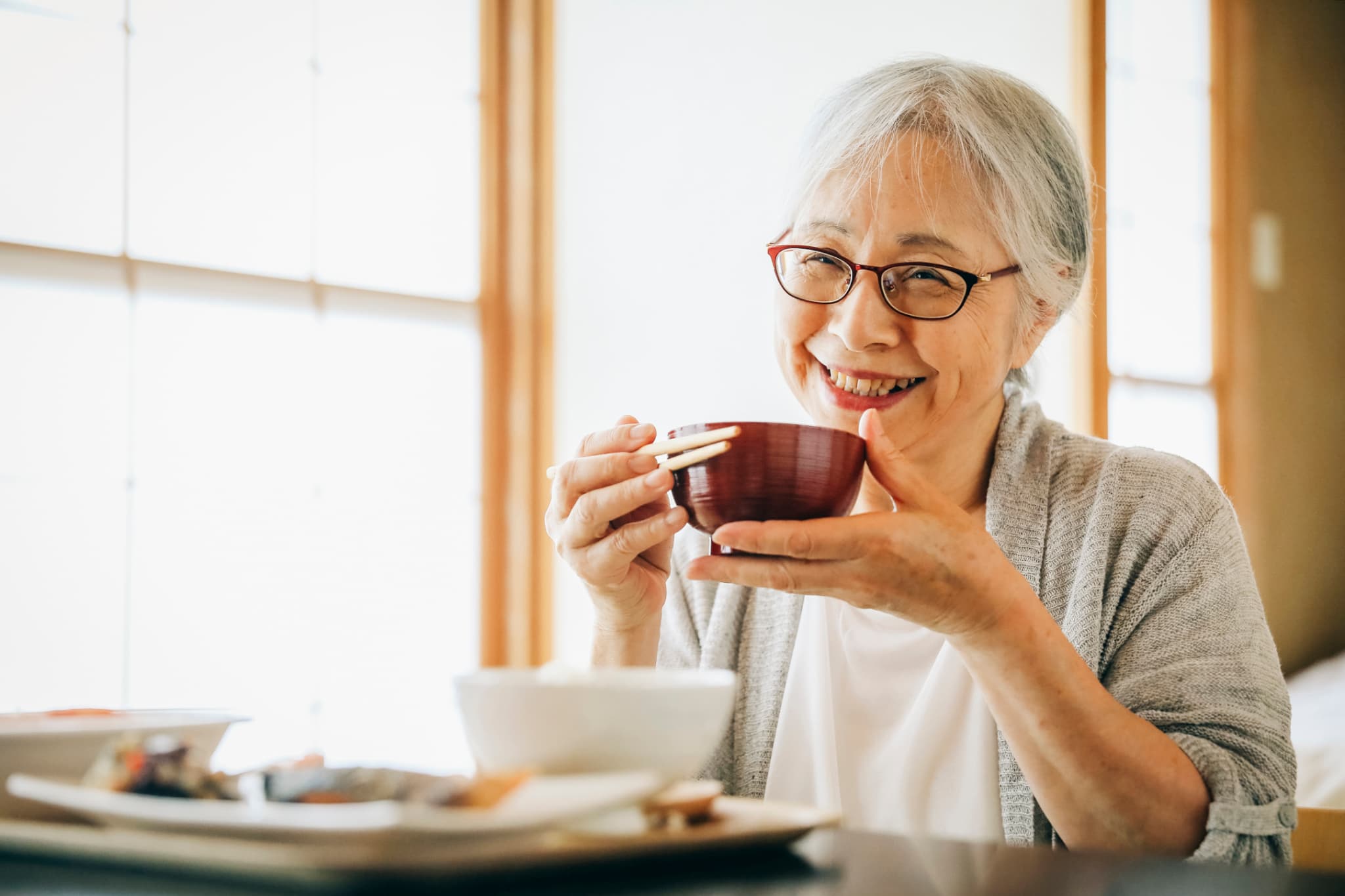 奥歯に入れ歯を入れて食事を楽しむ女性