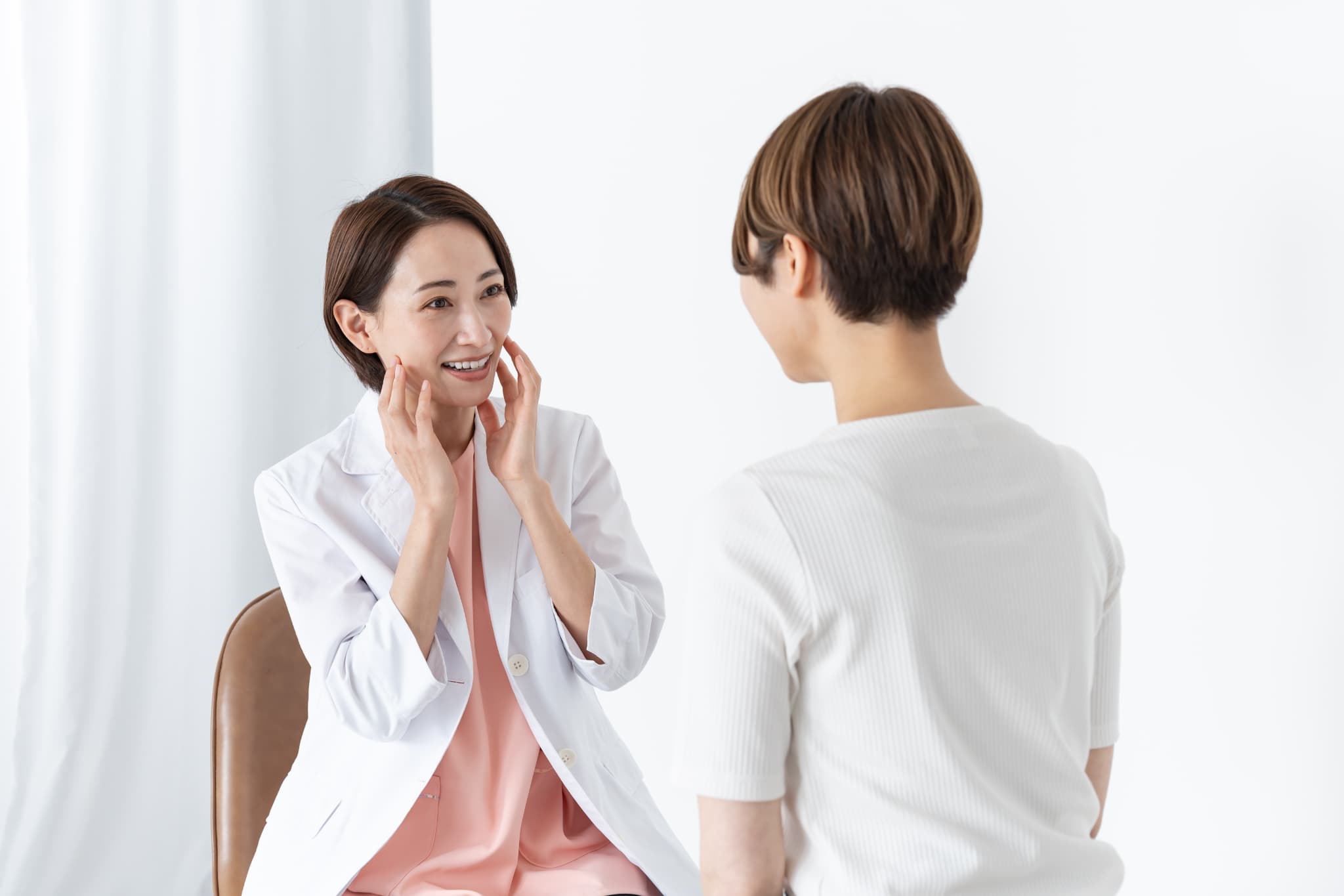 歯ぎしりの原因を説明する歯科医師