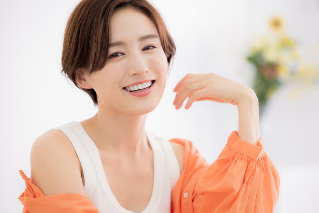 セラミックの歯にして笑顔に自信が出た女性