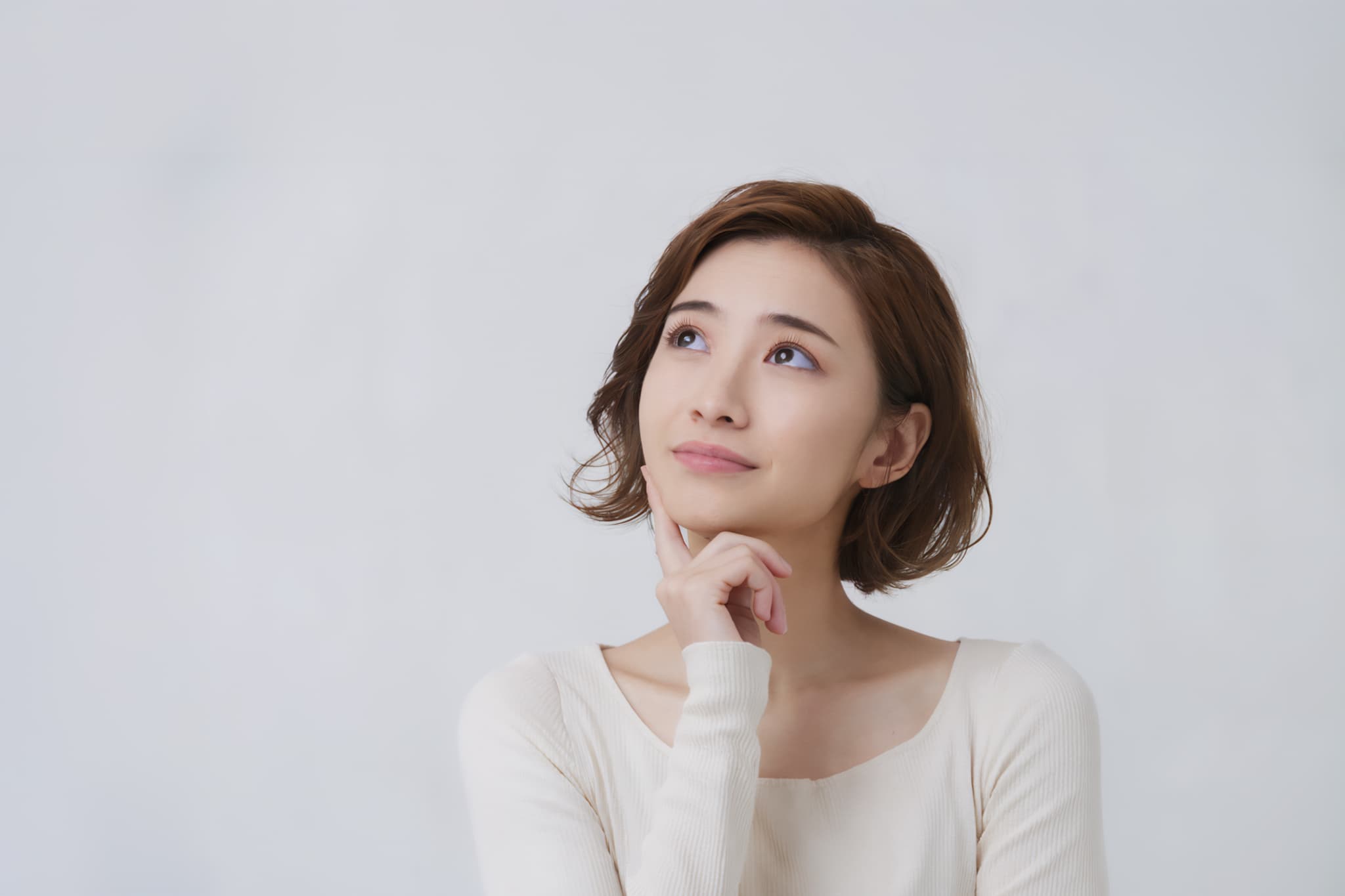 ホワイトニングの効果はどれくらいで現れるのか考える女性