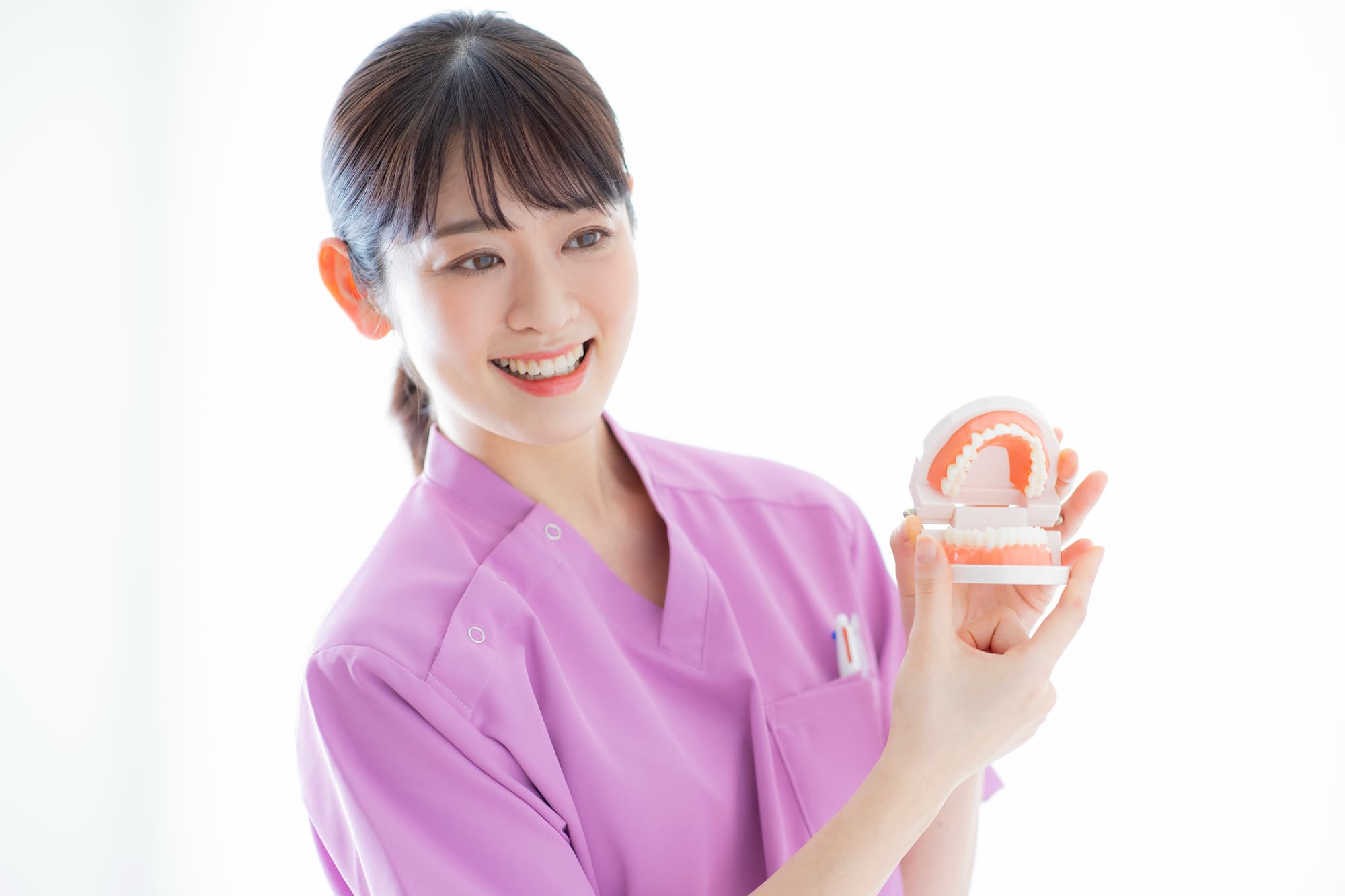 子どもが出っ歯になるのを防ぐにはどうすればよいか説明する歯科医師