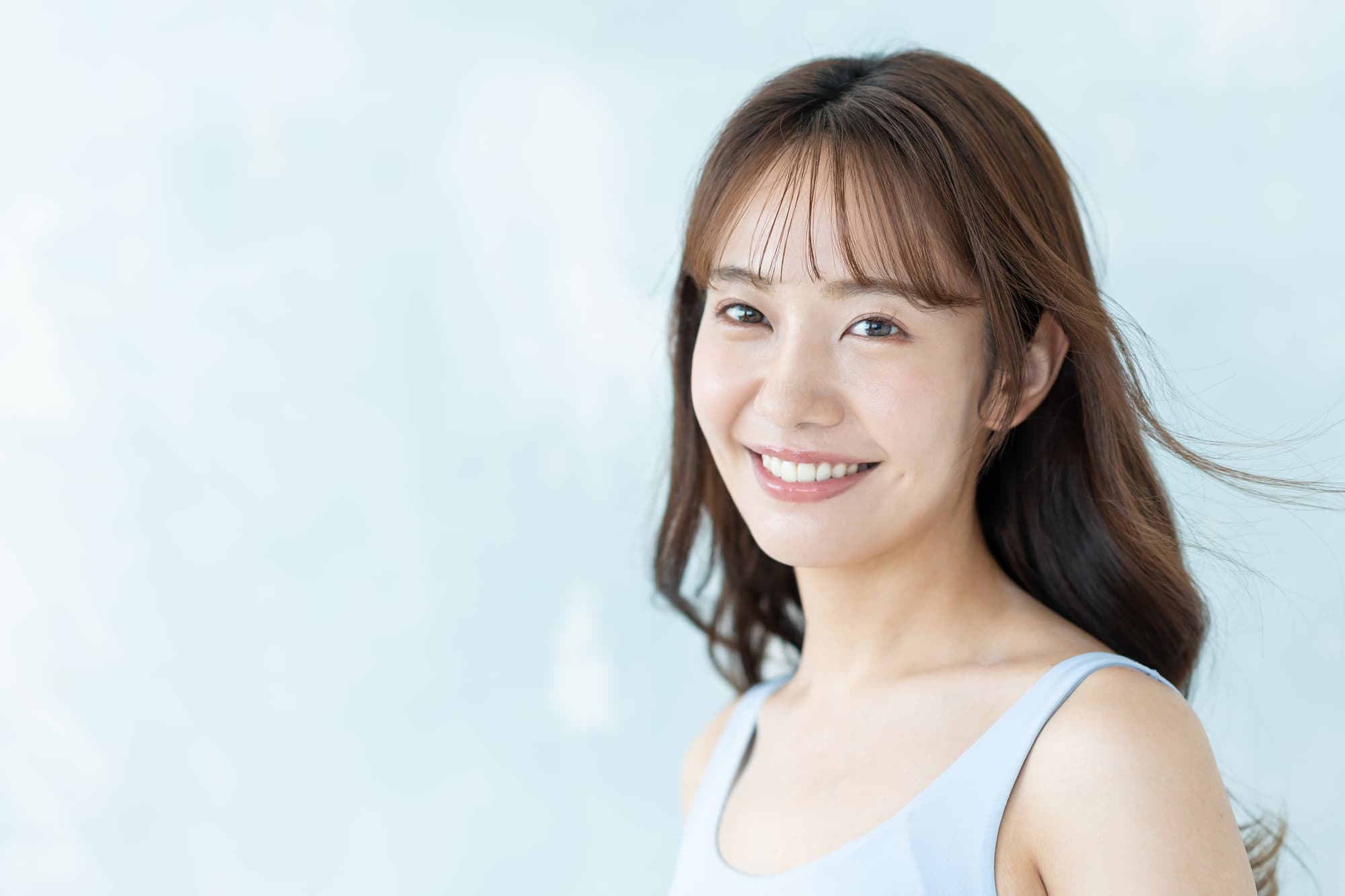 歯ぎしりからセラミックの歯を守り美しい口元で笑顔になる女性