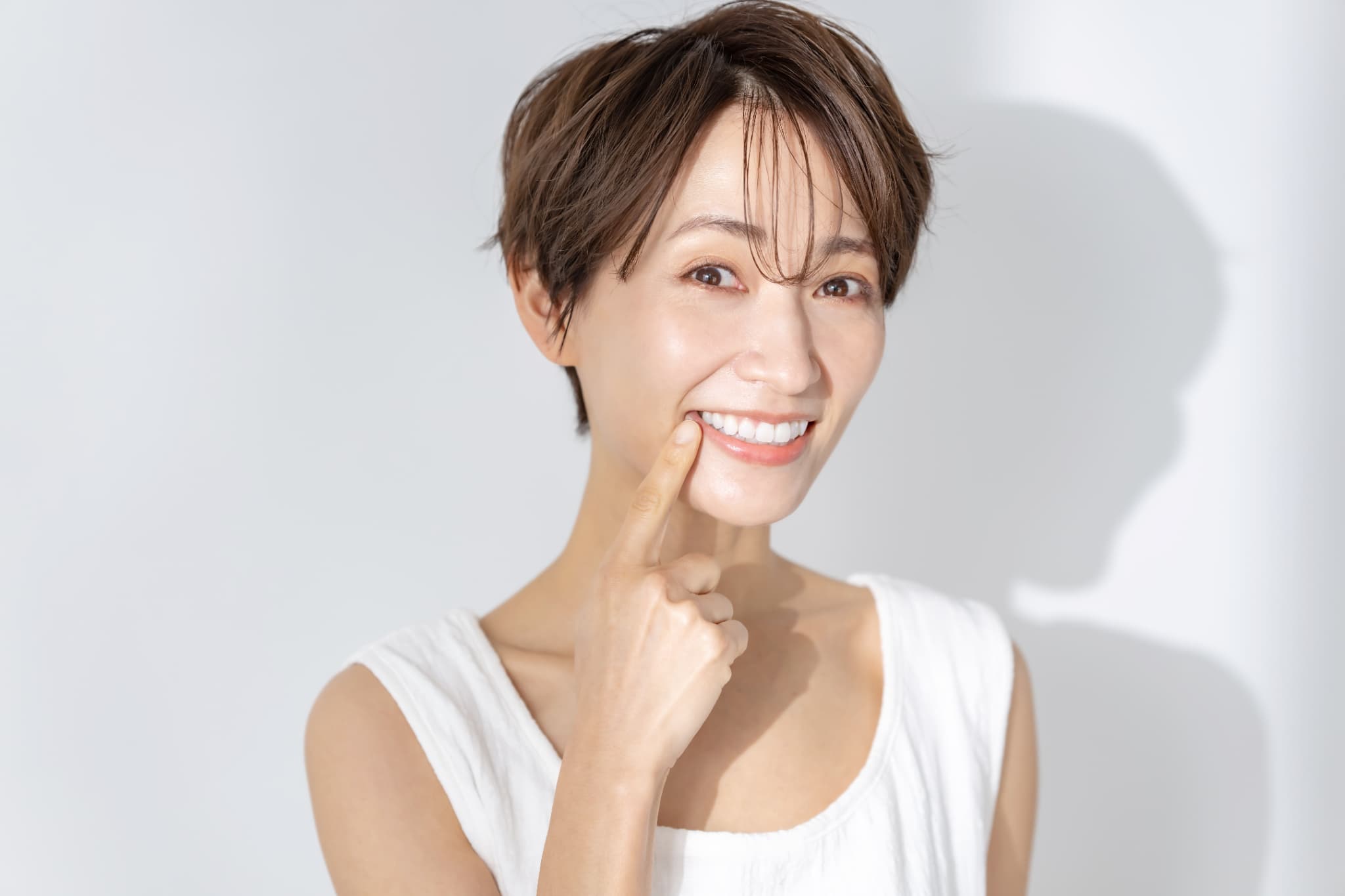 フッ素塗布で虫歯予防をして健康に過ごす女性