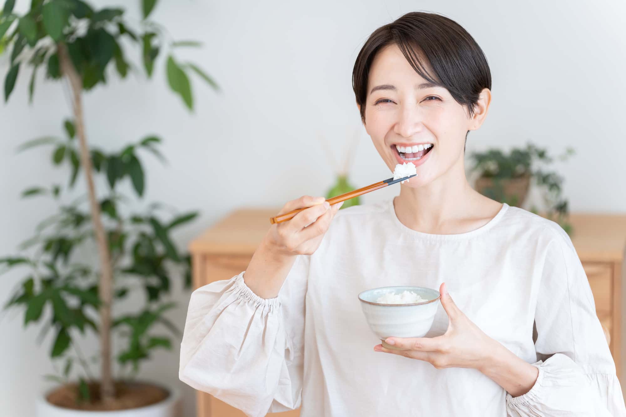 虫歯の再発を防止して食事を楽しむ女性