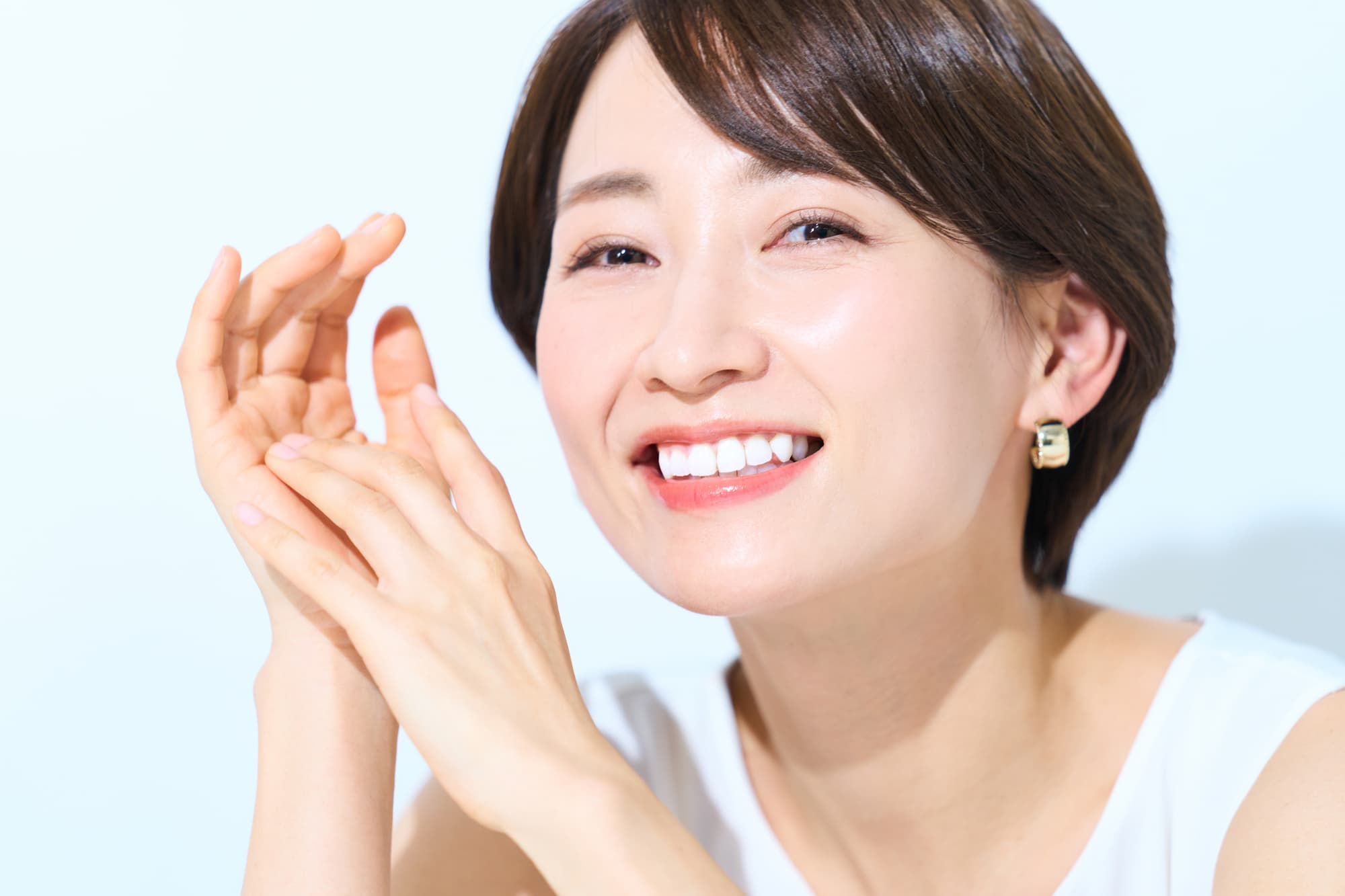 ホワイトニングで白い歯を手に入れた笑顔の女性