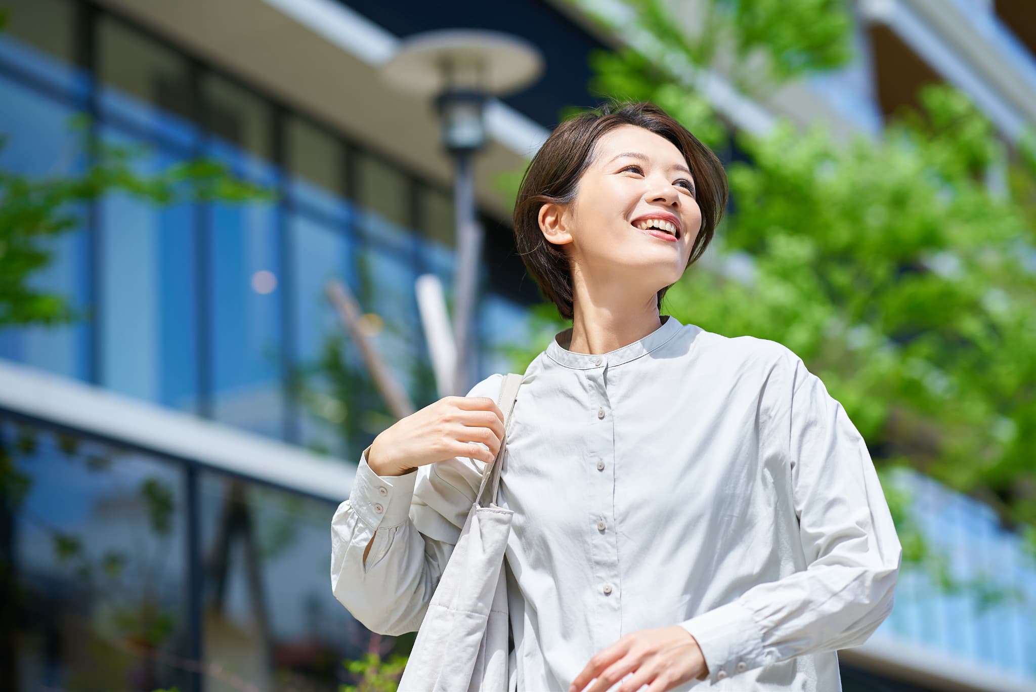 笑顔で生き生きとした女性