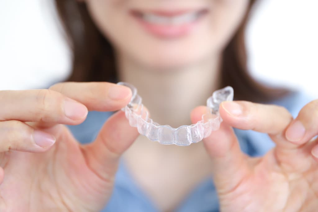 すきっ歯をマウスピース矯正で治療する女性