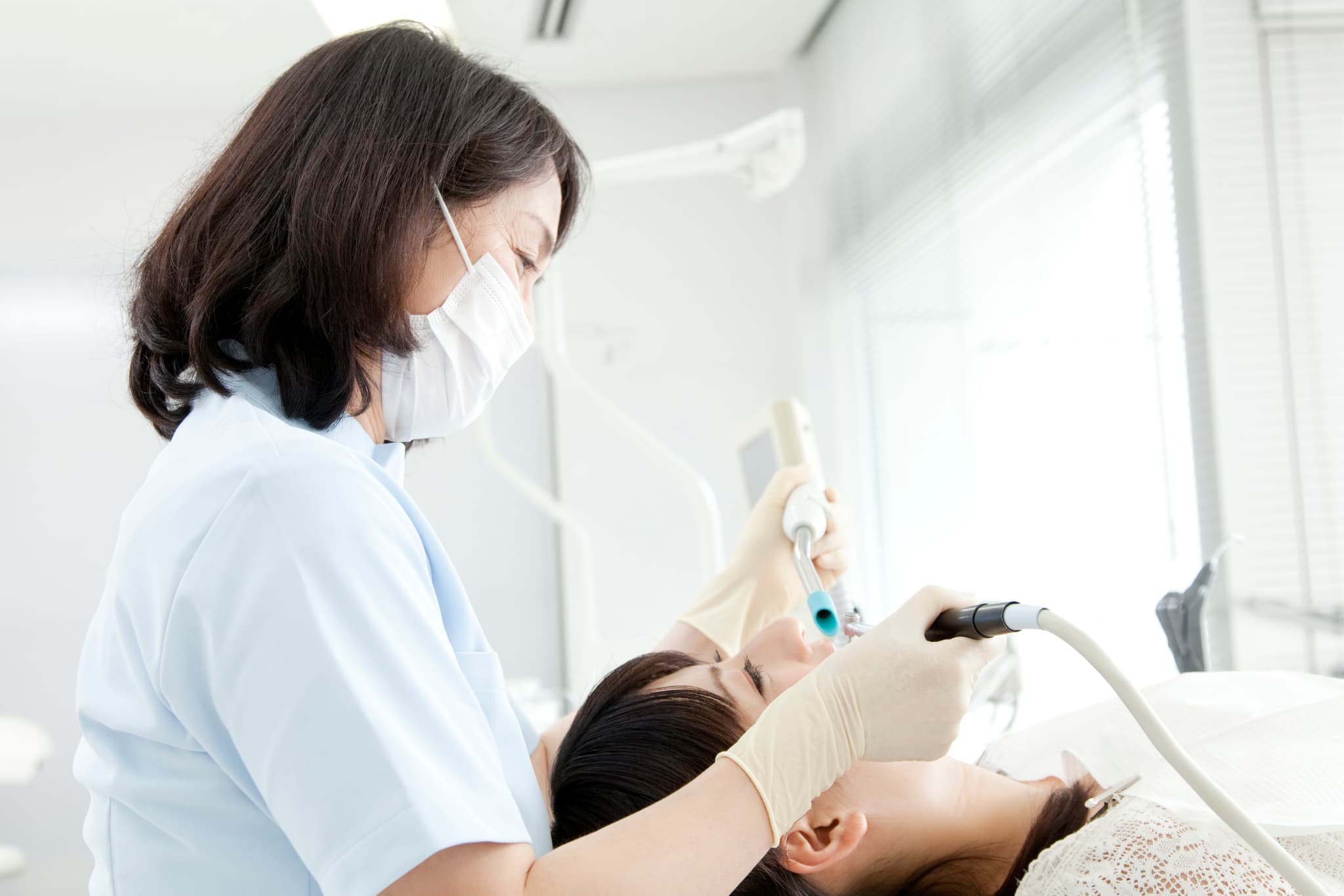 セラミック治療後に痛みが出た患者の噛み合わせを調整する歯科医師