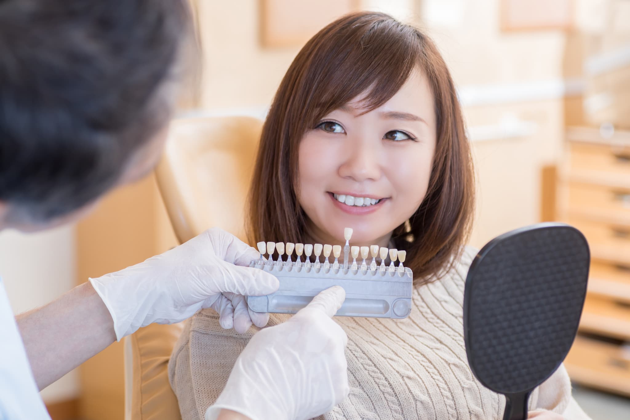 ホワイトニングの説明を受ける女性