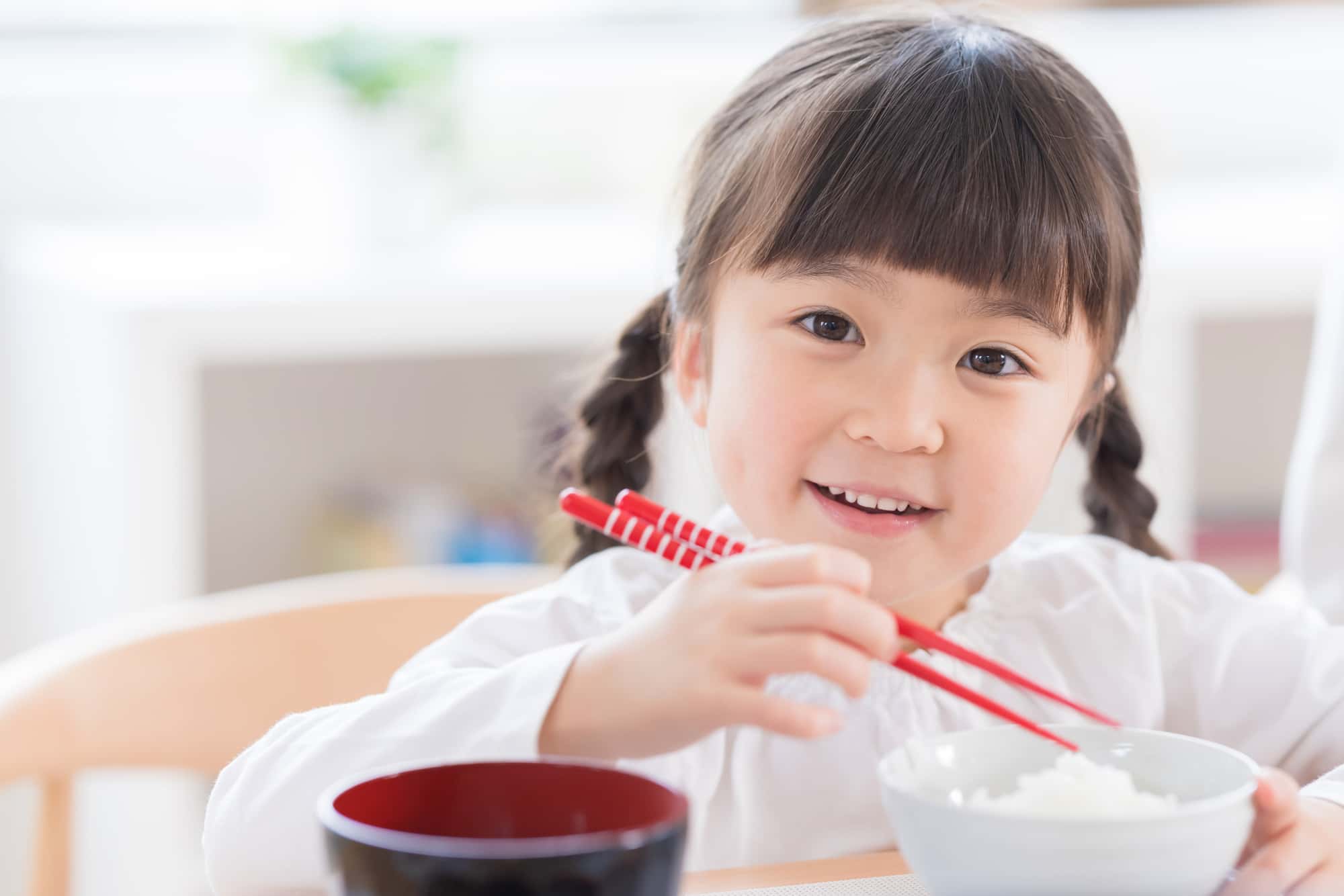 虫歯を治療して快適に食事をする女の子