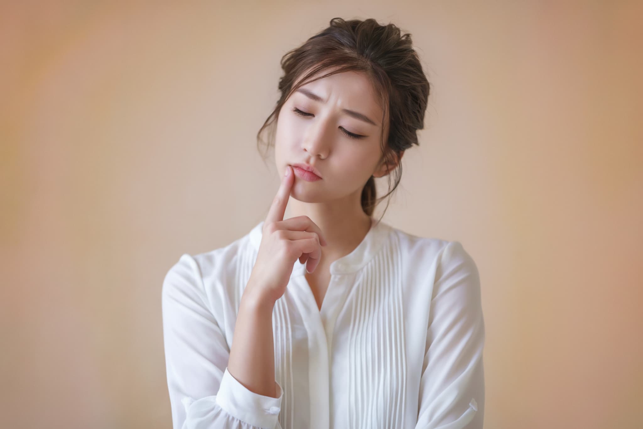 ホワイトニングで歯がもろくなるのは本当か考える女性