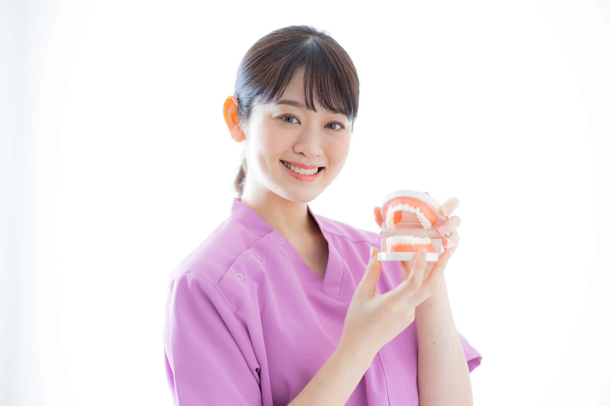 歯の矯正期間の目安について説明する歯科医
