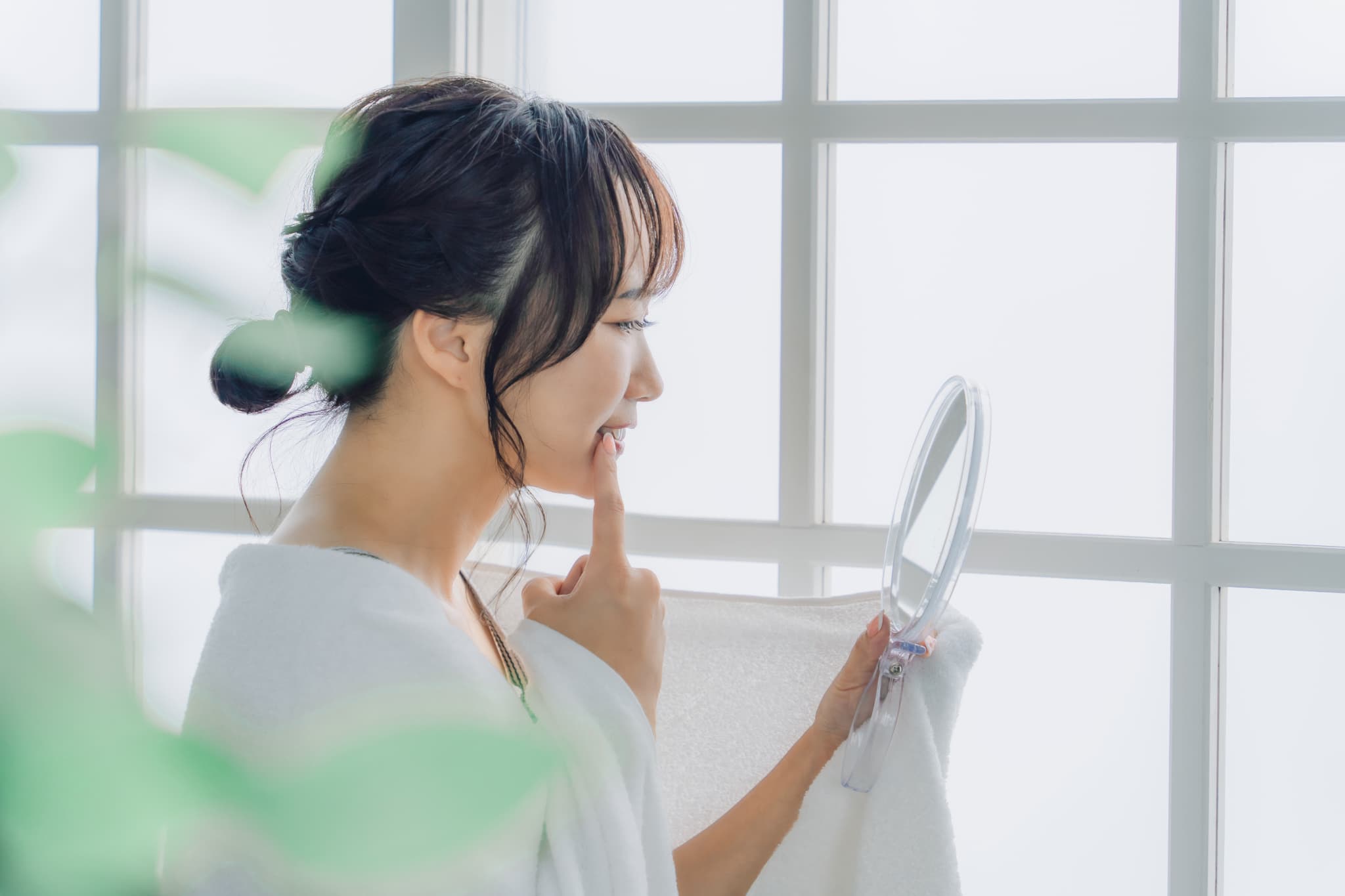 鏡で虫歯をチェックする女性