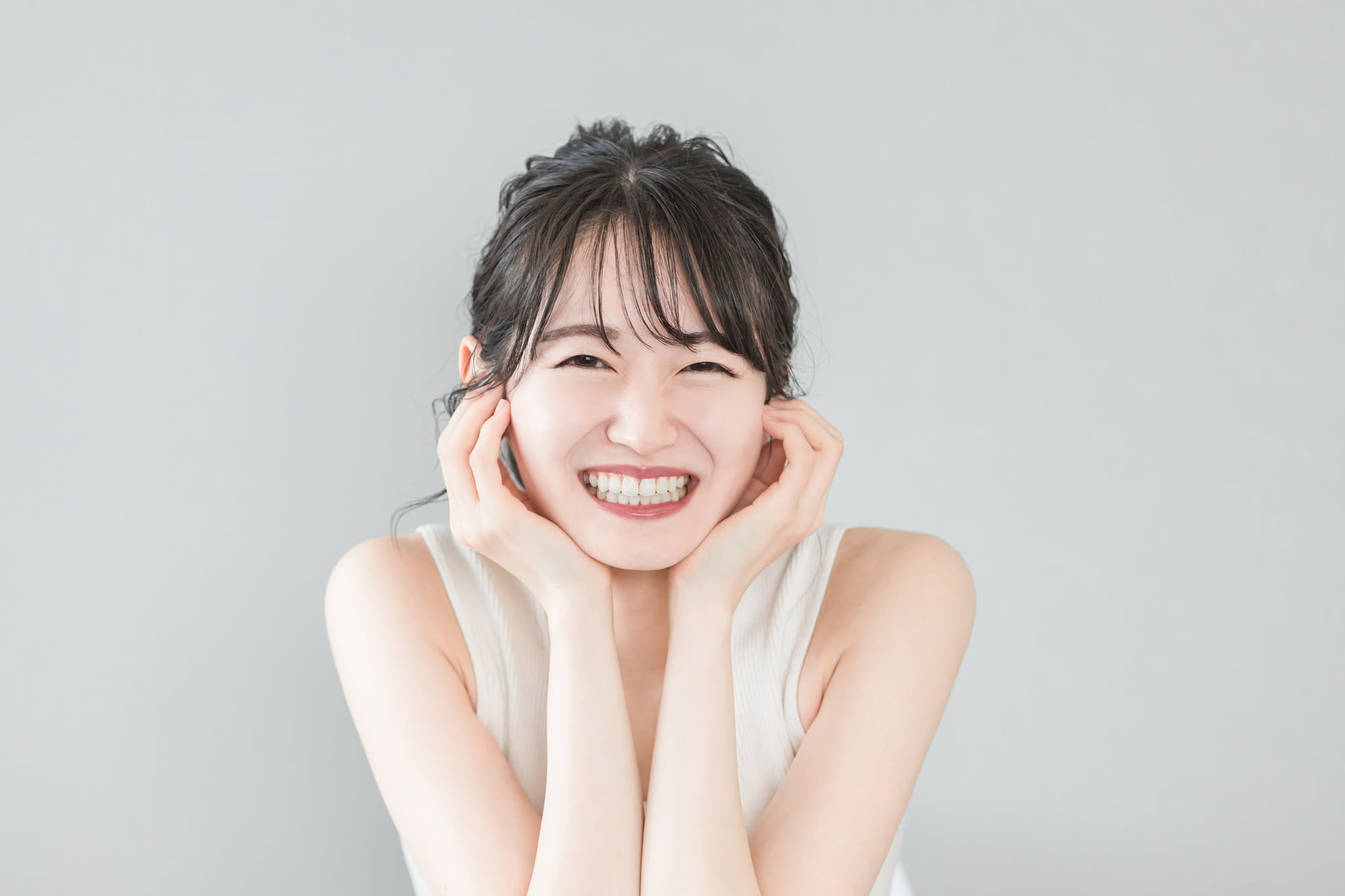 歯の矯正治療に満足して笑顔の女性