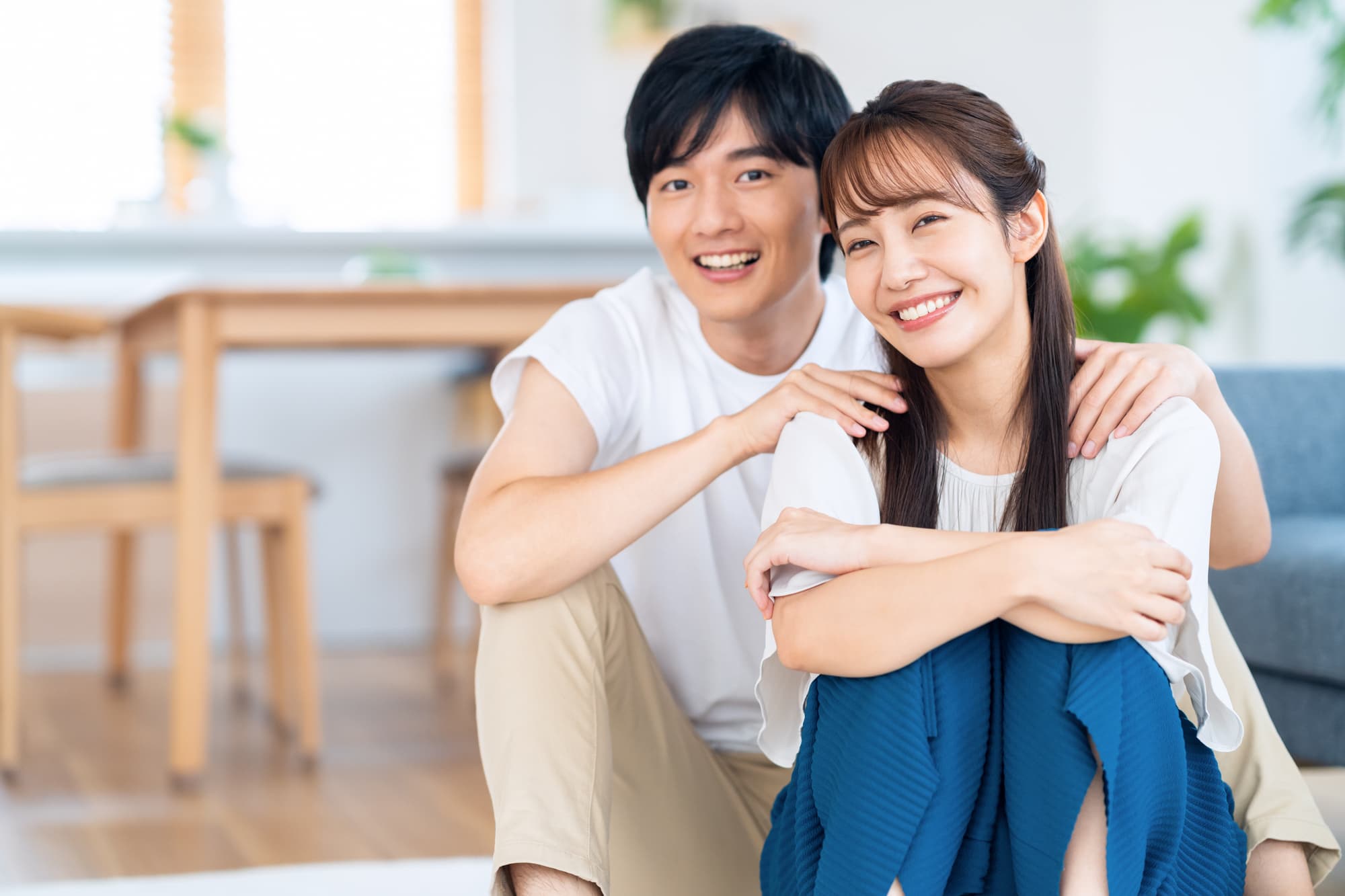 笑顔で寄り添い微笑む男女