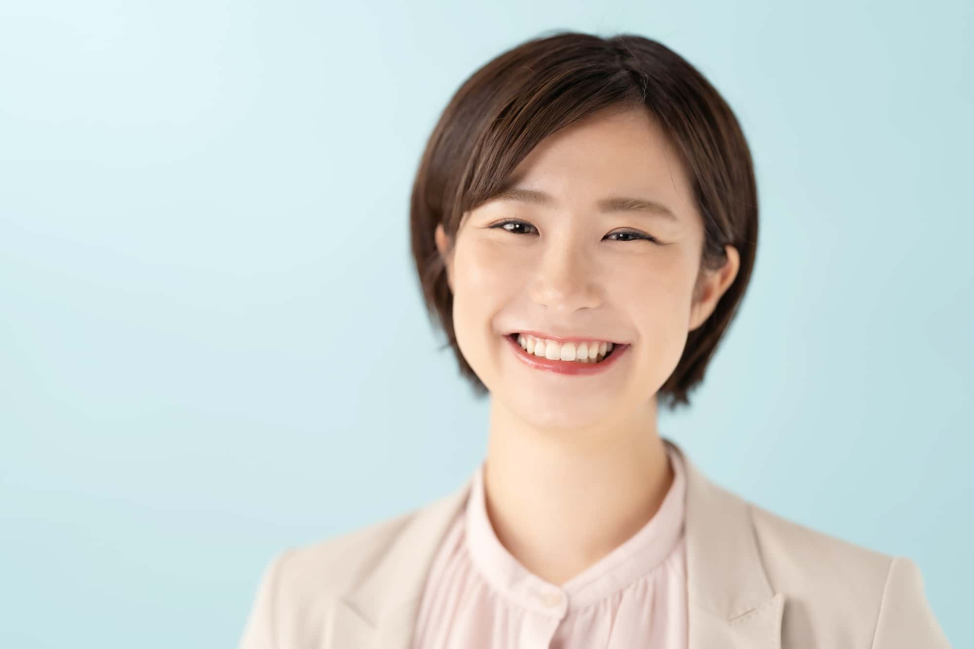適切な予防で歯石のない綺麗な歯の女性