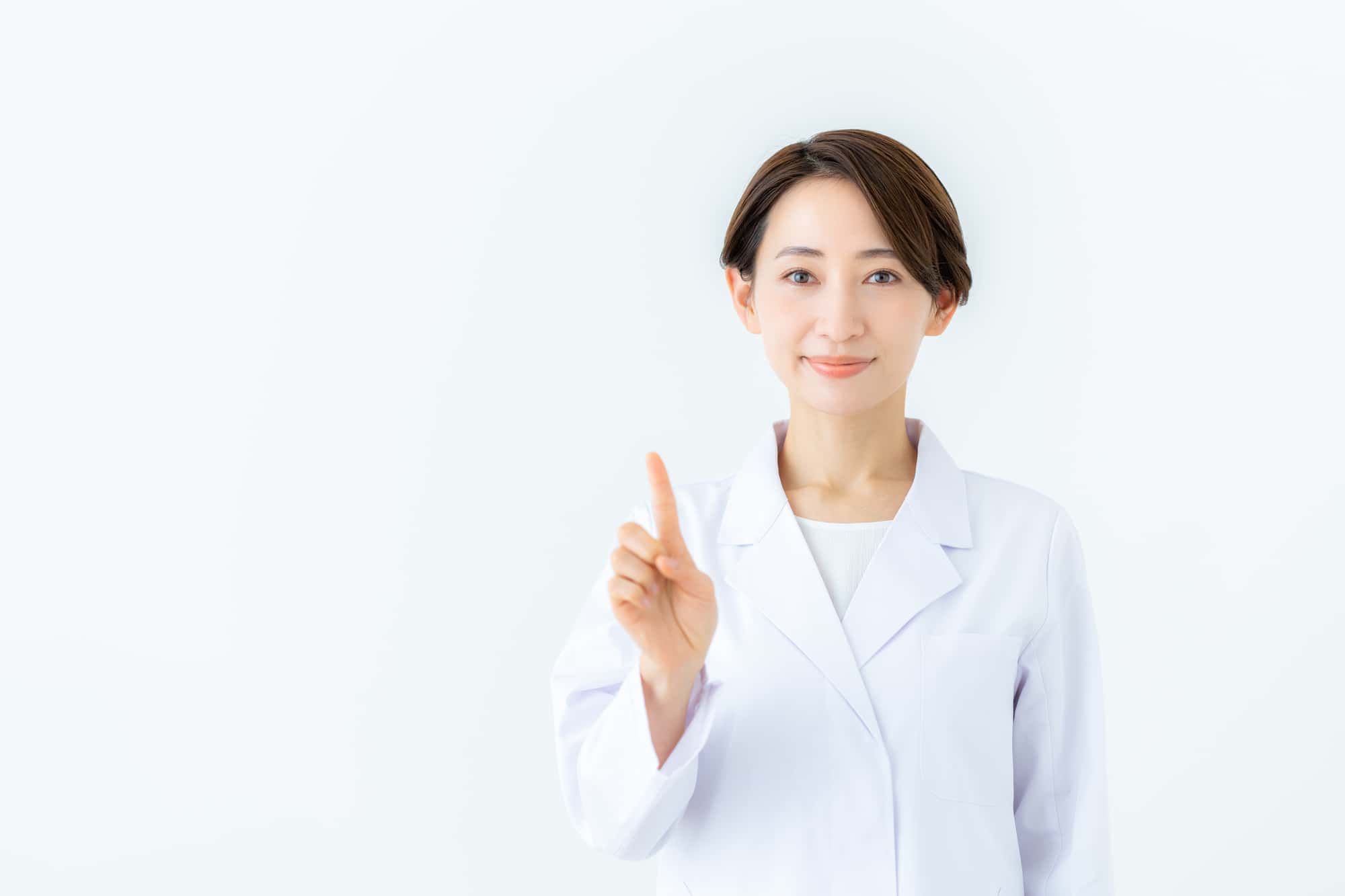 歯石について説明する歯科医
