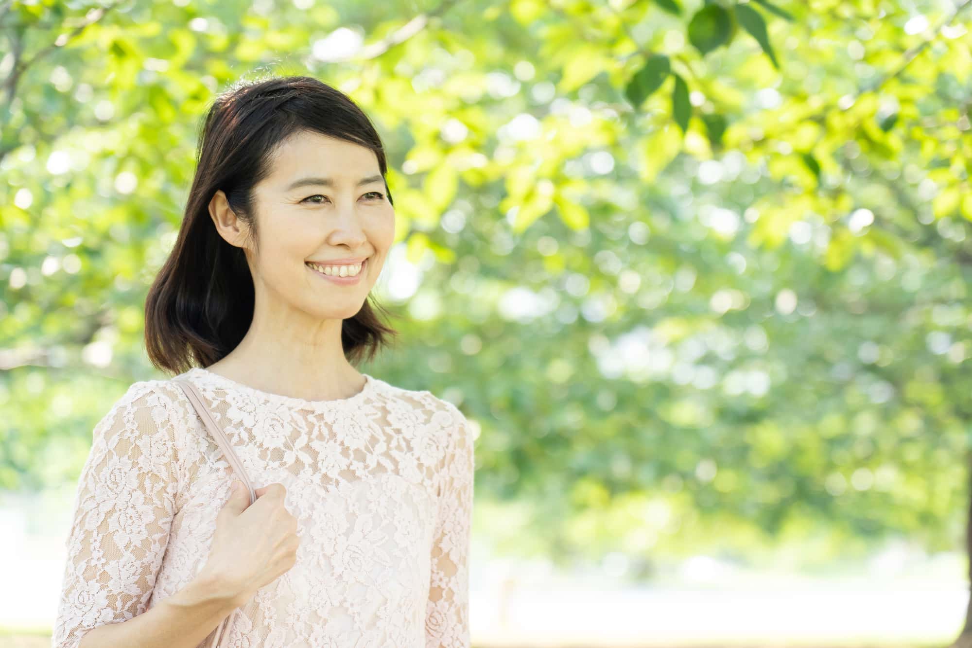 セラミック治療後も適切なメンテナンスを続けて美しい歯の女性
