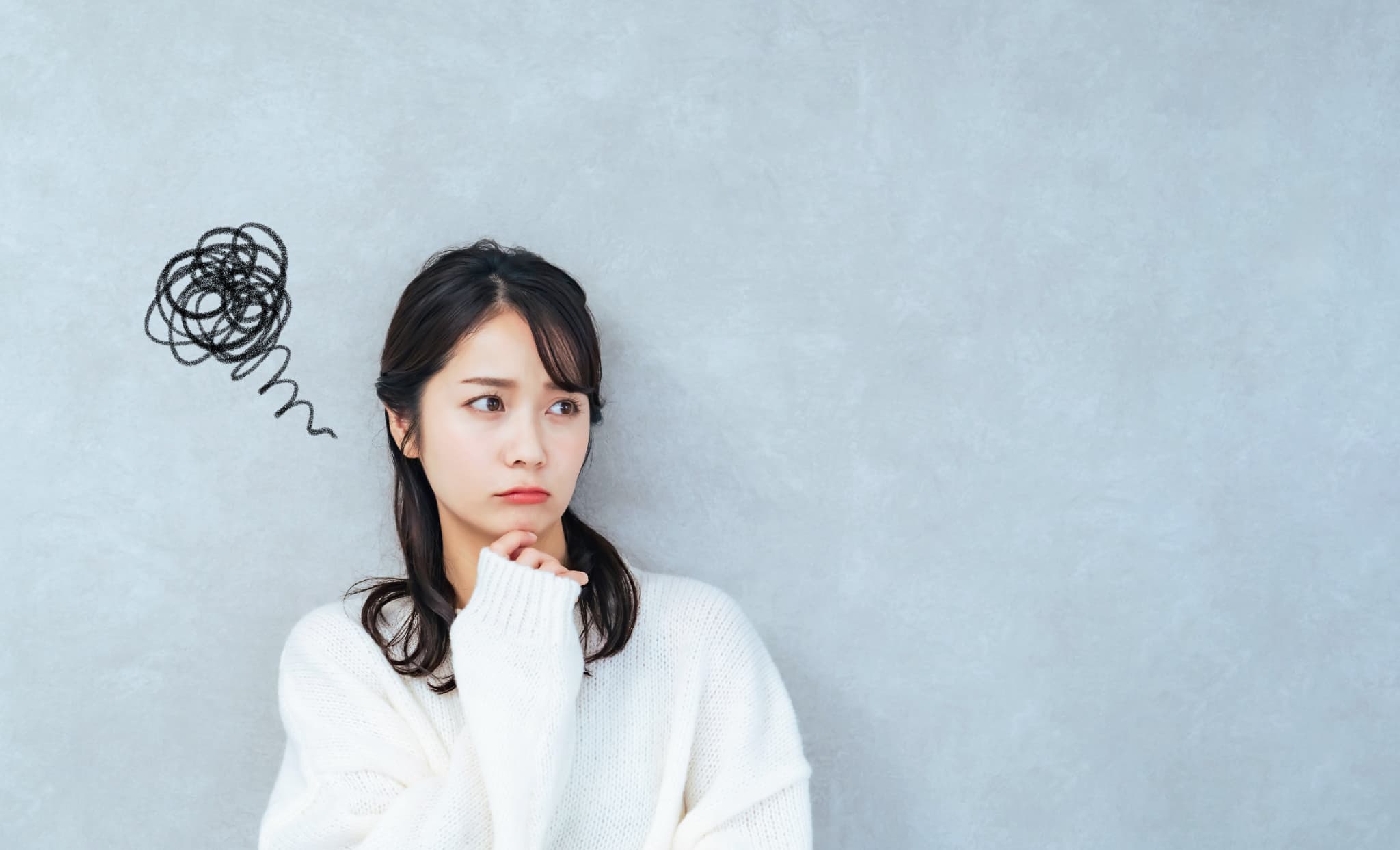 歯が黄ばむ原因を考えて悩む女性