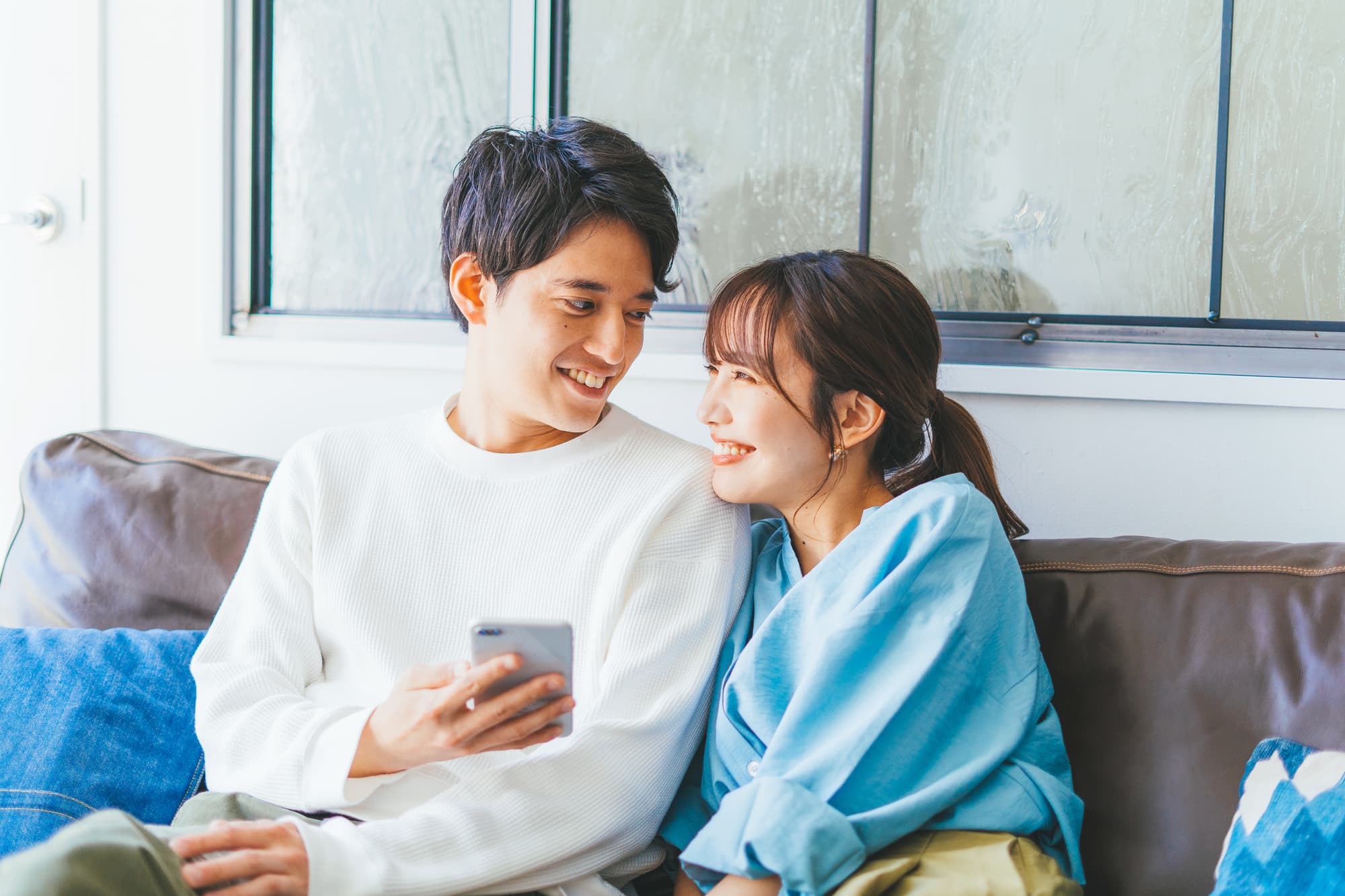 リビングでリラックスして過ごす男女