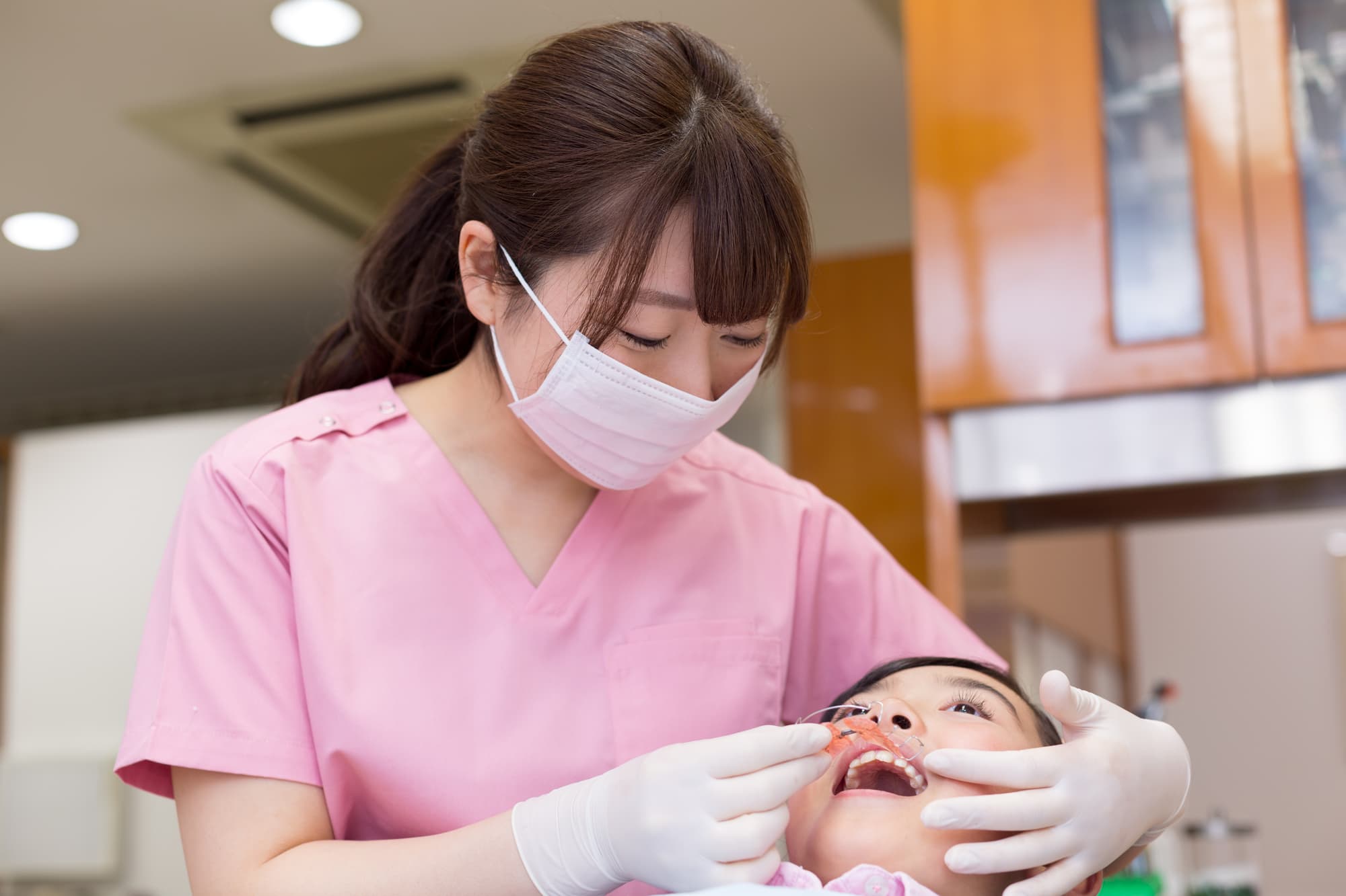 定期的に歯科医院で床矯正のチェックを受ける子ども