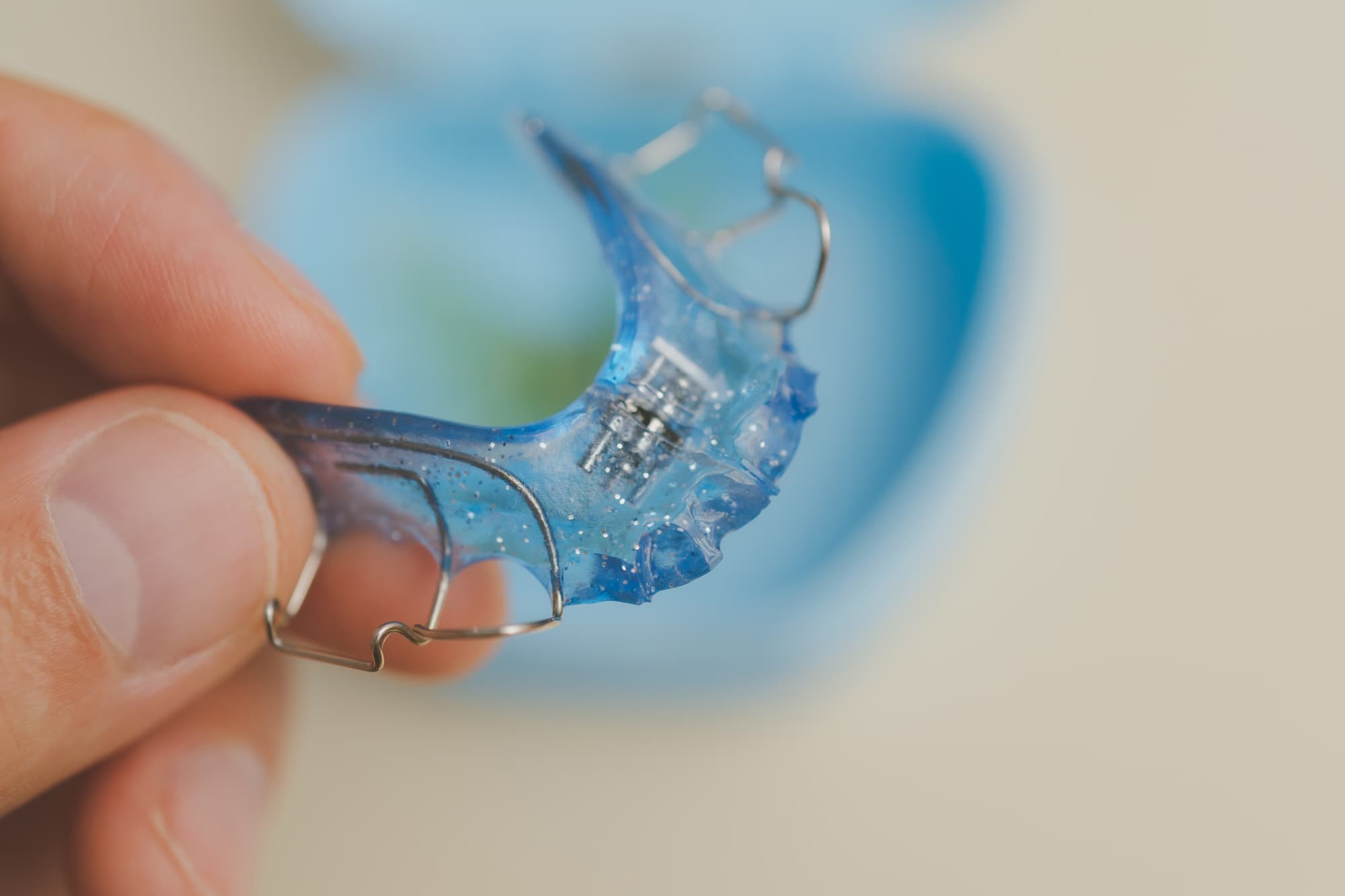 床矯正の装置を持つ子供の手