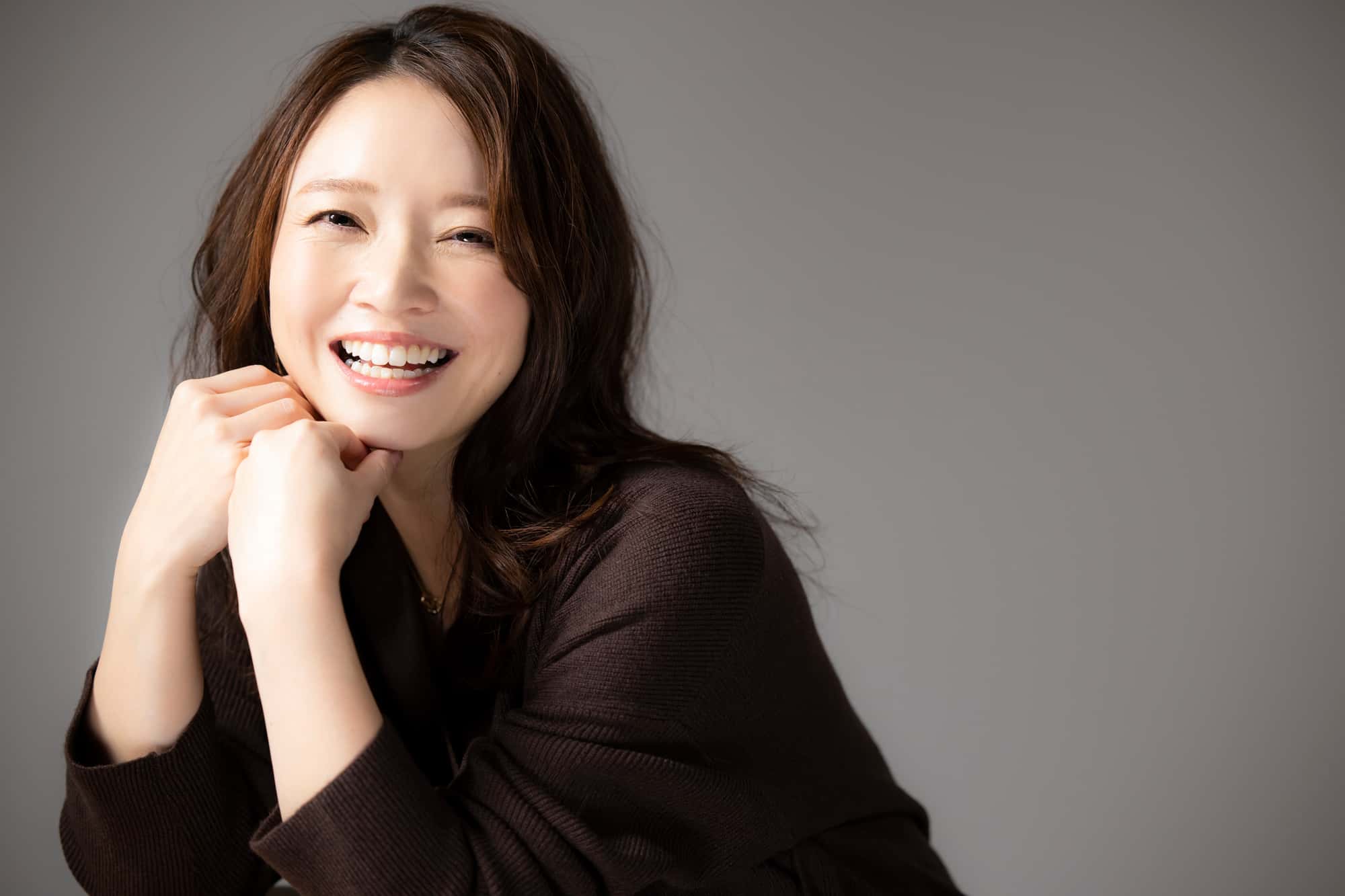 前歯だけをセラミックにした笑顔の女性