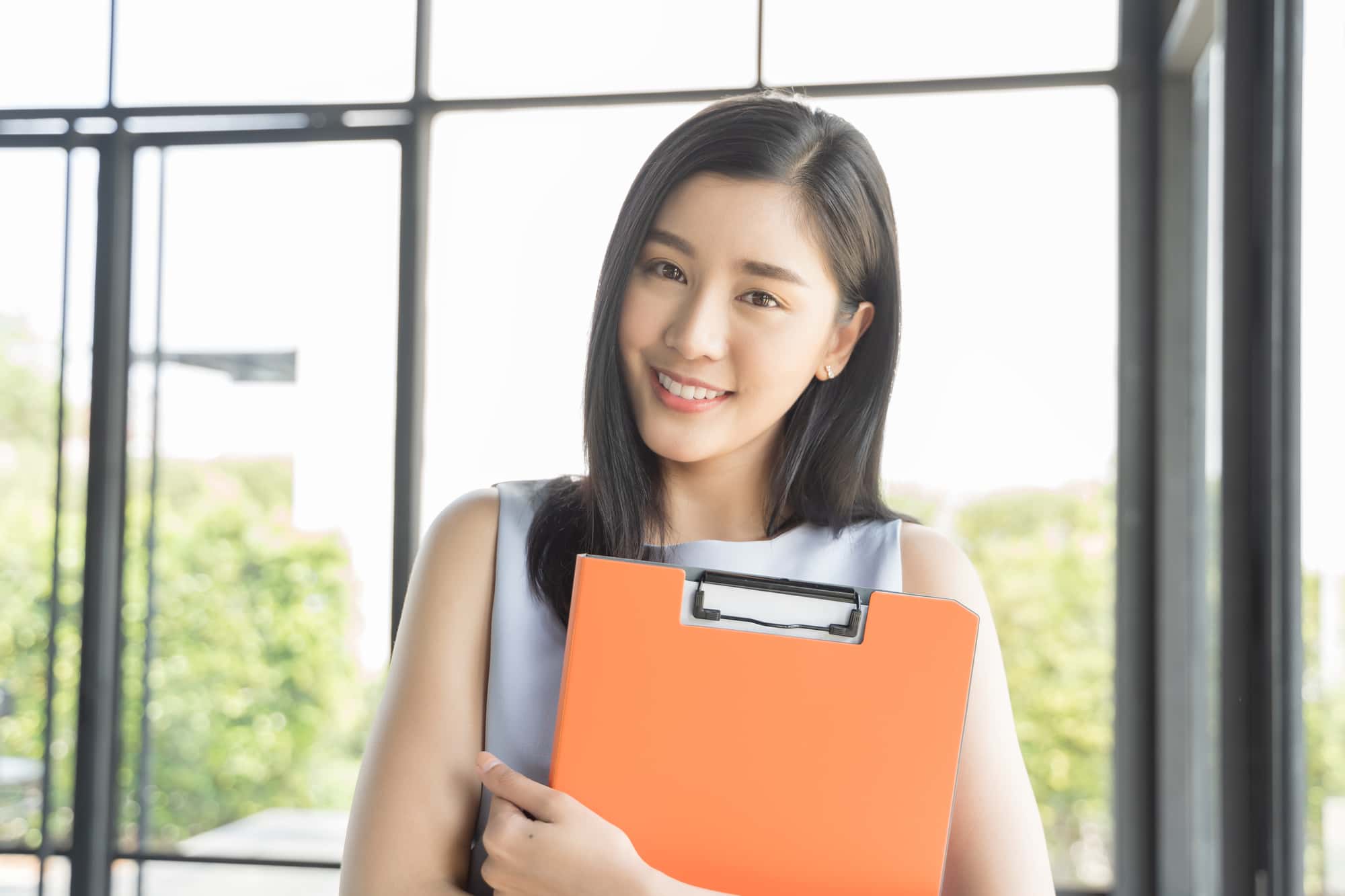 ワイヤー矯正で綺麗な歯並びになった女性