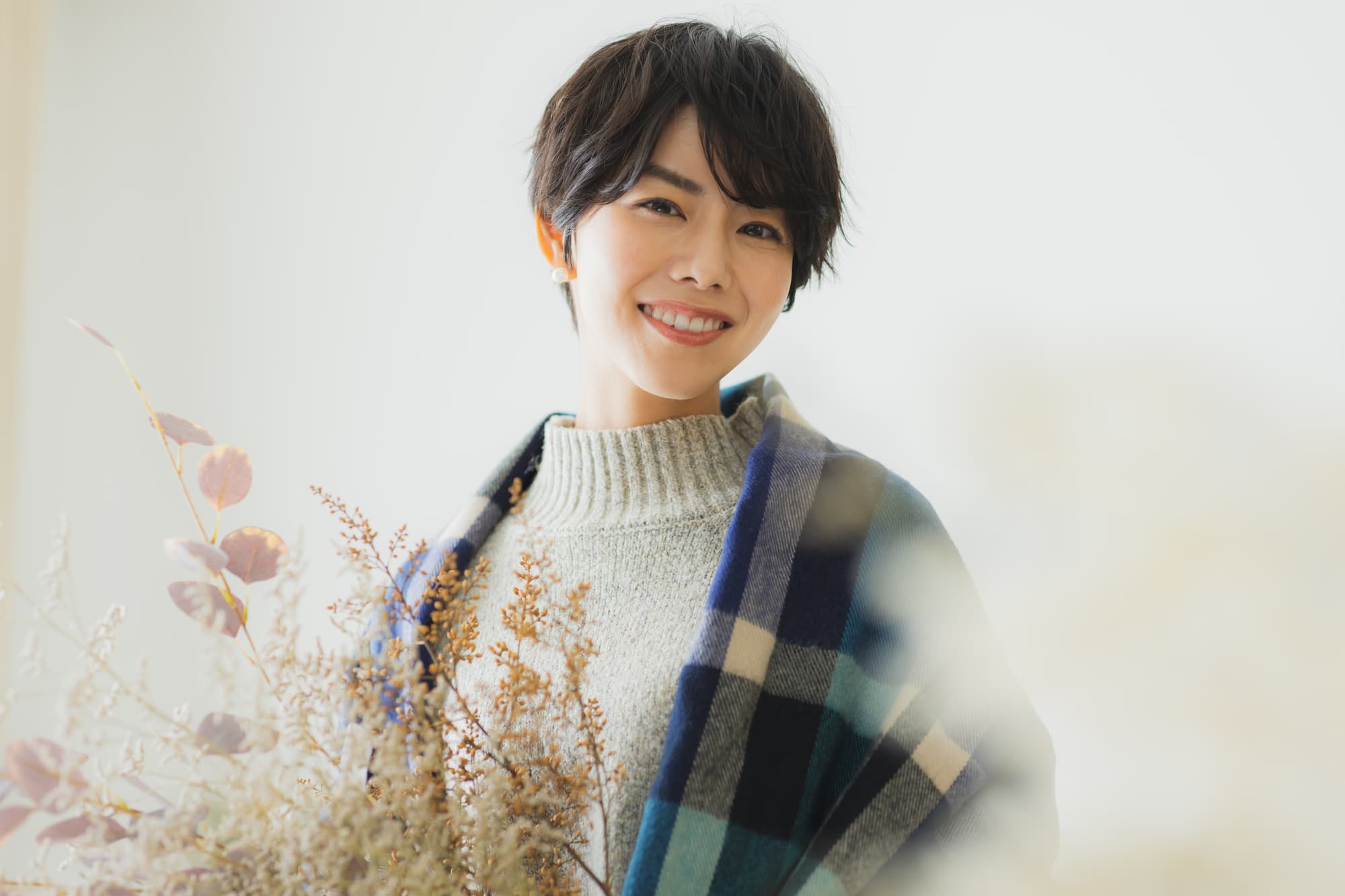 白い歯の笑顔の女性