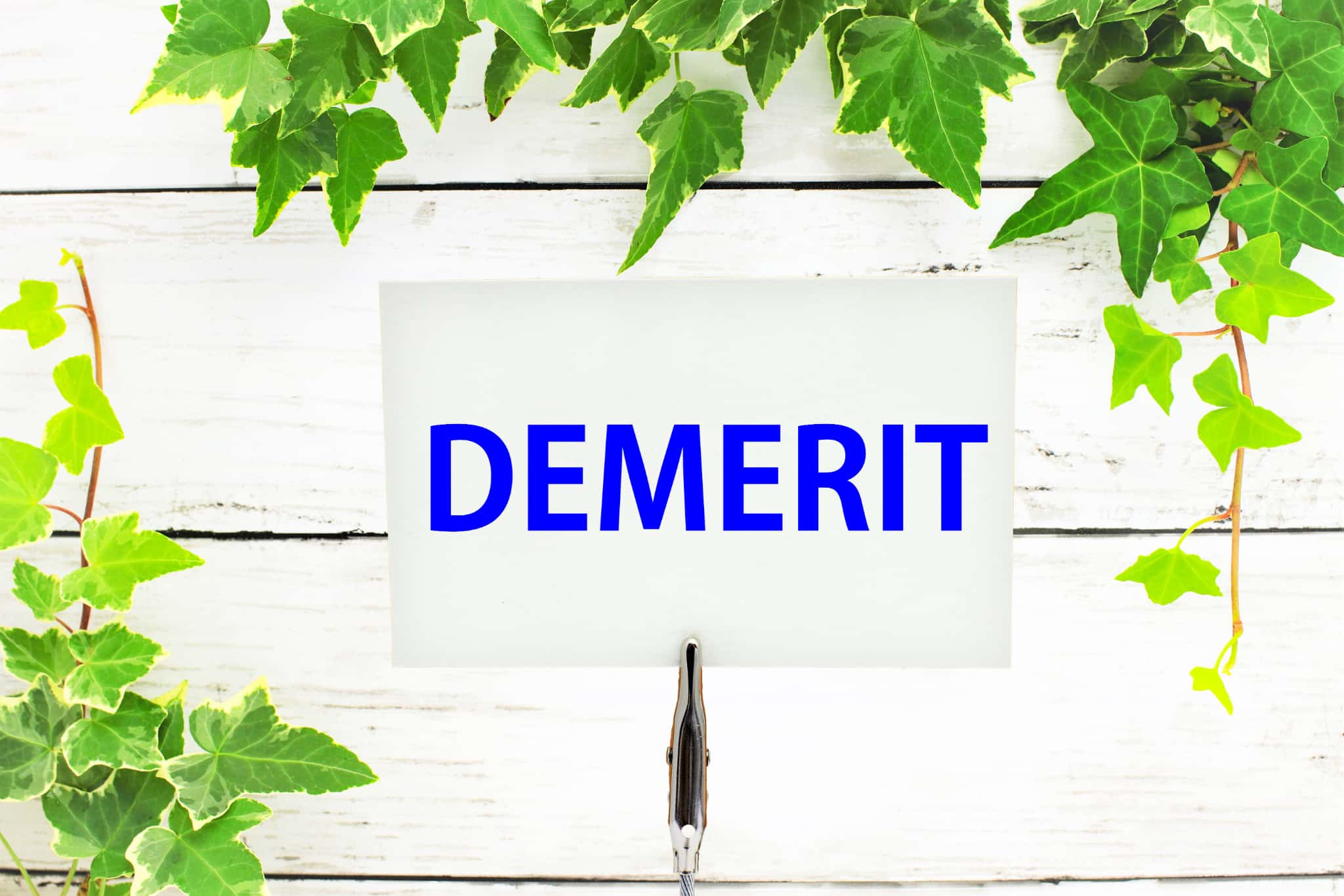 セラミックの詰め物にするデメリットを説明するイメージ