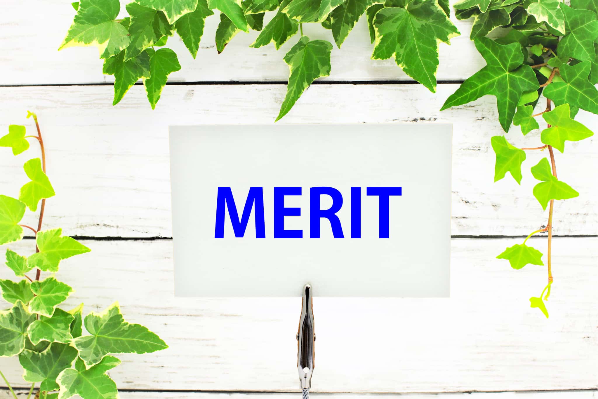 セラミックの詰め物にするメリットを説明するイメージ