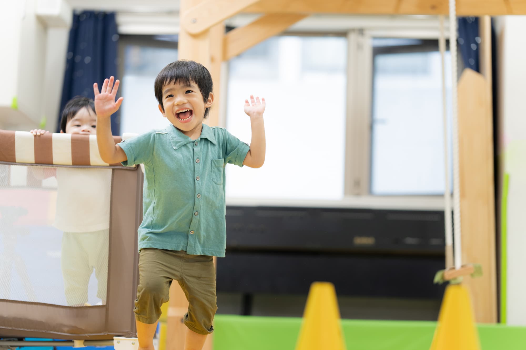屋内遊技場で遊ぶ子ども