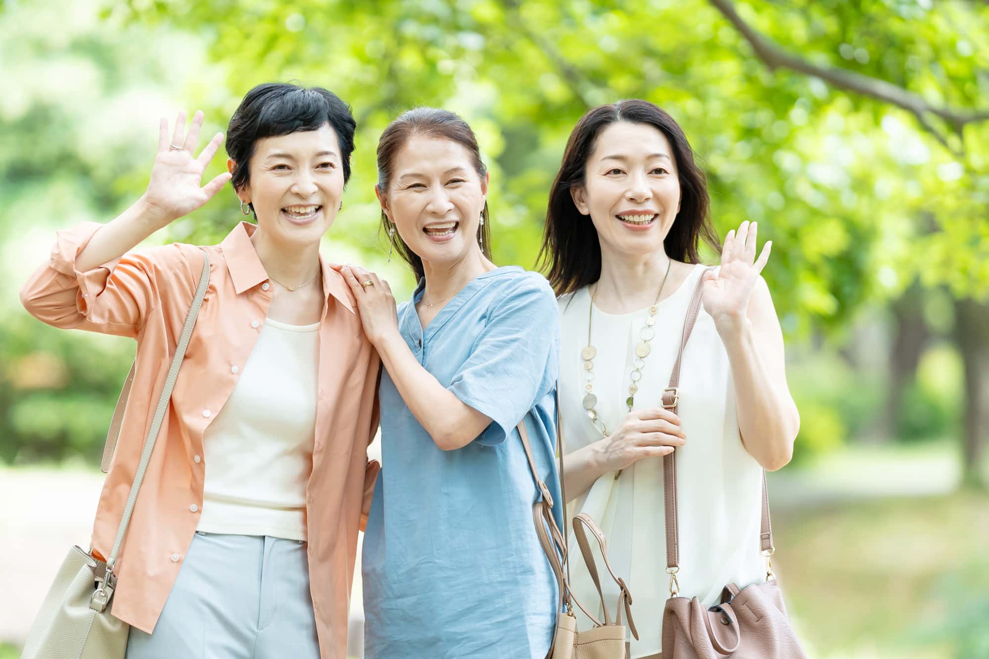 旅行を楽しむ3人の女性