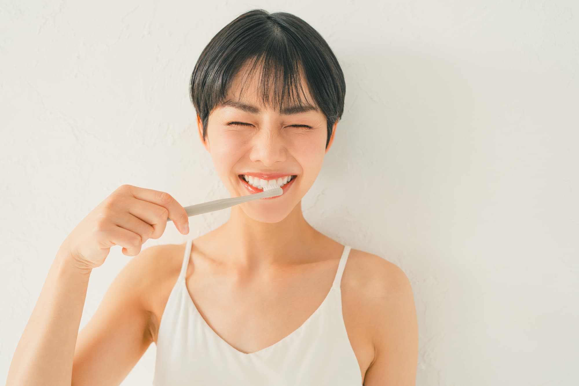 歯周病予防で歯磨きをする女性