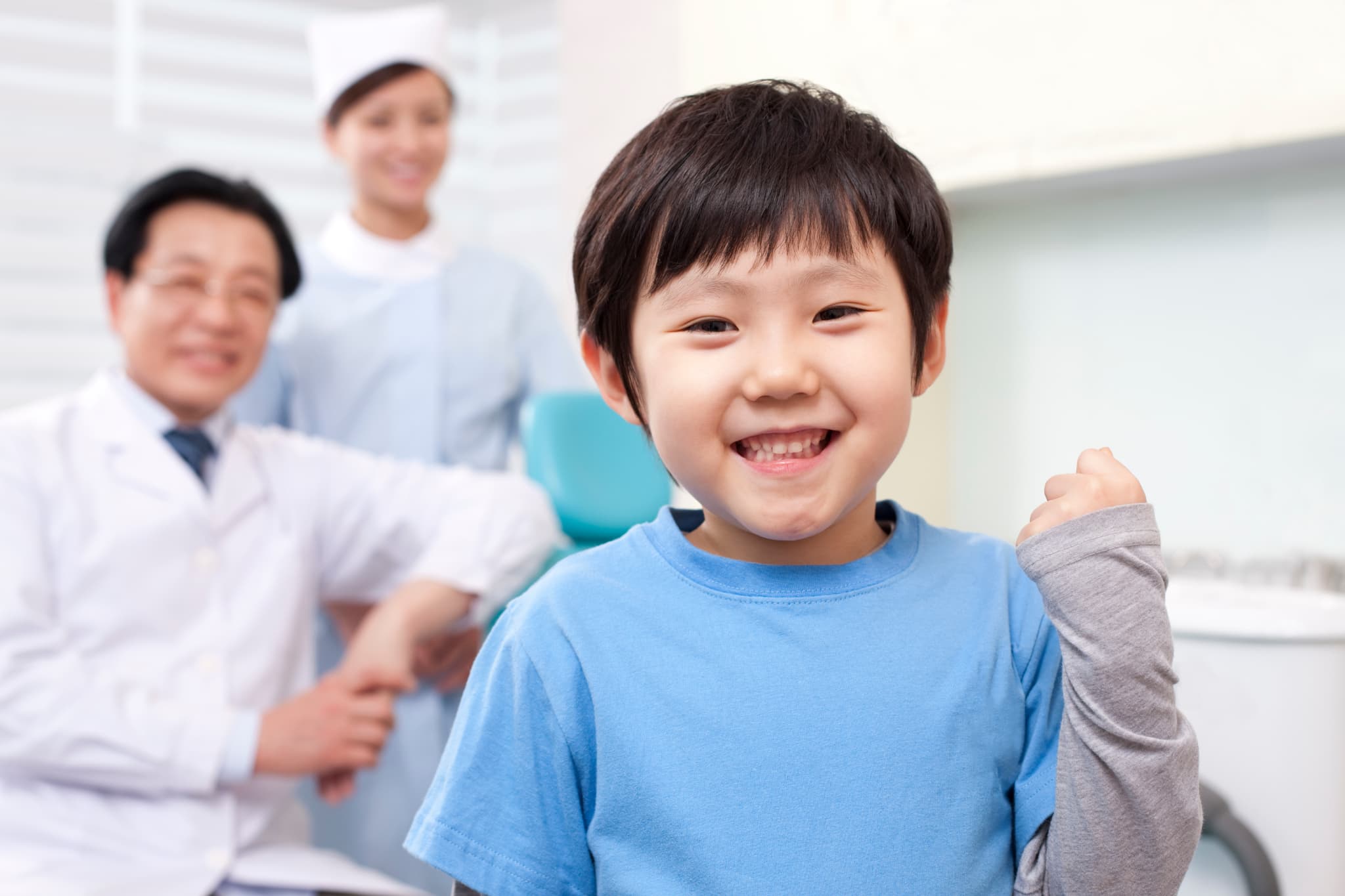 歯科医院で笑顔の男の子