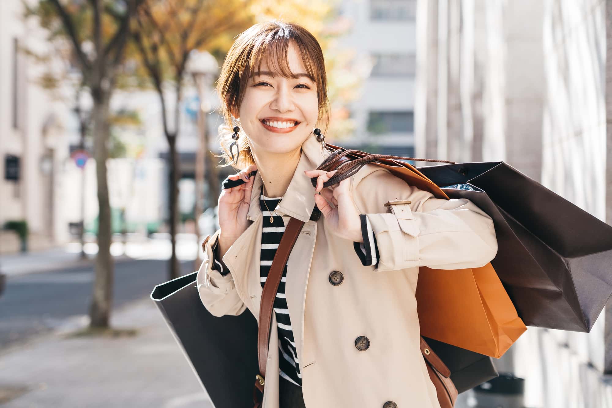 ショッピングを楽しむ女性