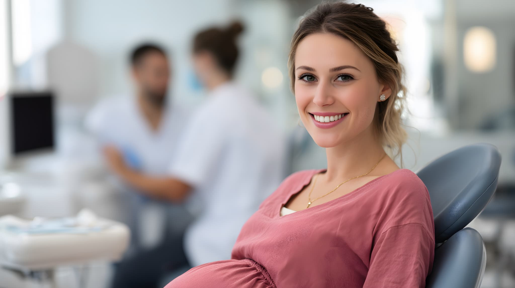 歯のクリーニングを毎日のケアで白い歯を維持する妊娠中の女性