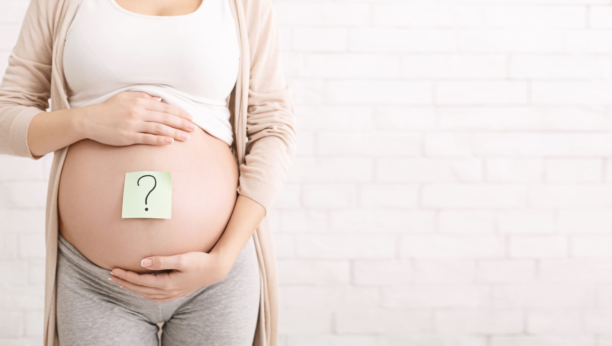 妊娠中のホワイトニングについて考える女性