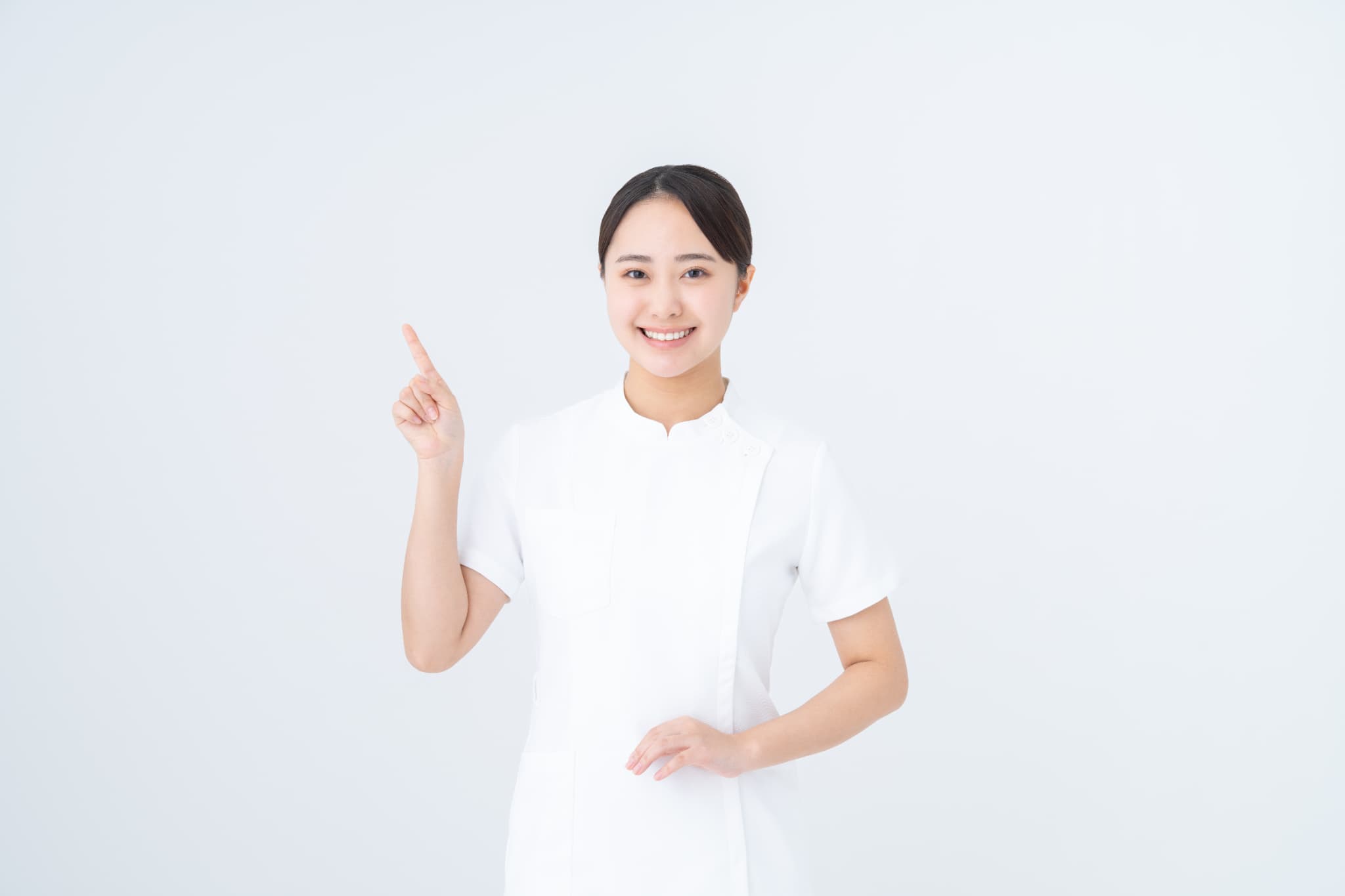 歯の被せ物をする目的を伝える歯科衛生士の女性