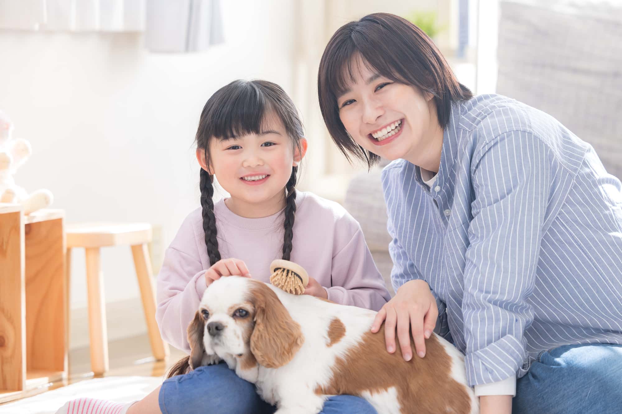 愛犬を可愛がる笑顔の親子