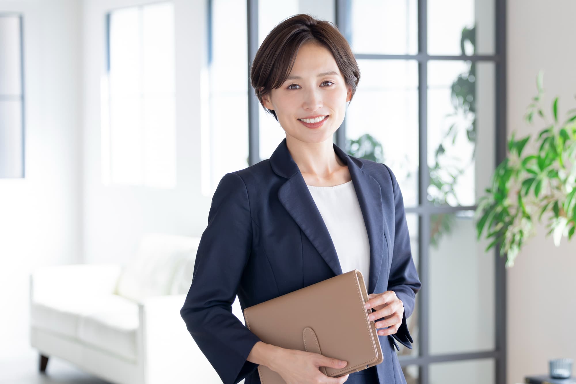 適切なケアをした白い歯で微笑む女性