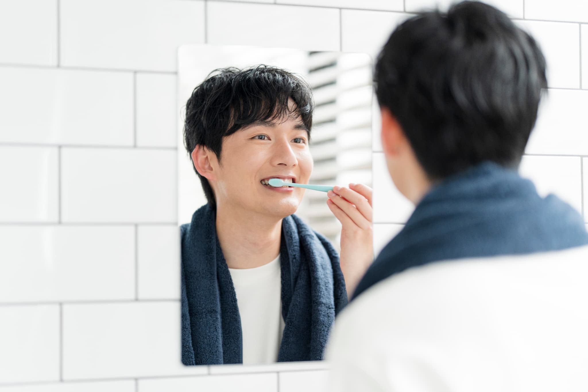 歯が黄ばまないように丁寧に歯磨きする男性