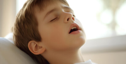 口呼吸しながら寝ている子ども