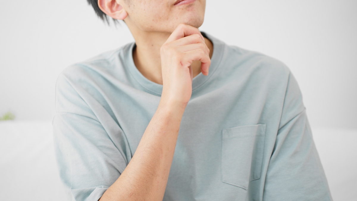 口呼吸とは何かを考えている男性